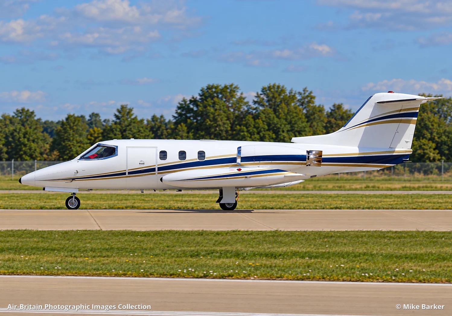 Learjet 24F aircraft illustration