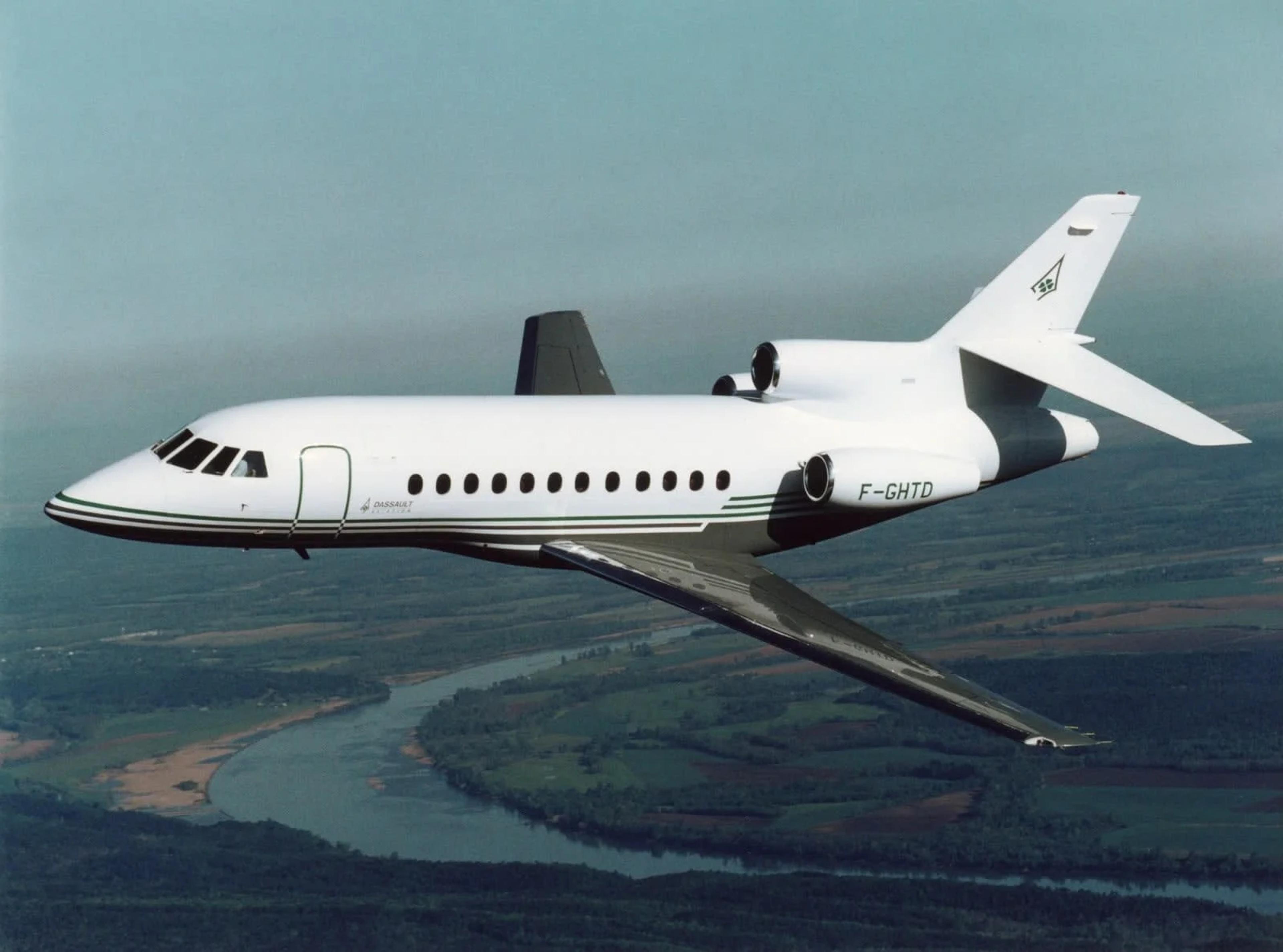 Falcon 900B, official Dassault Aviation image.