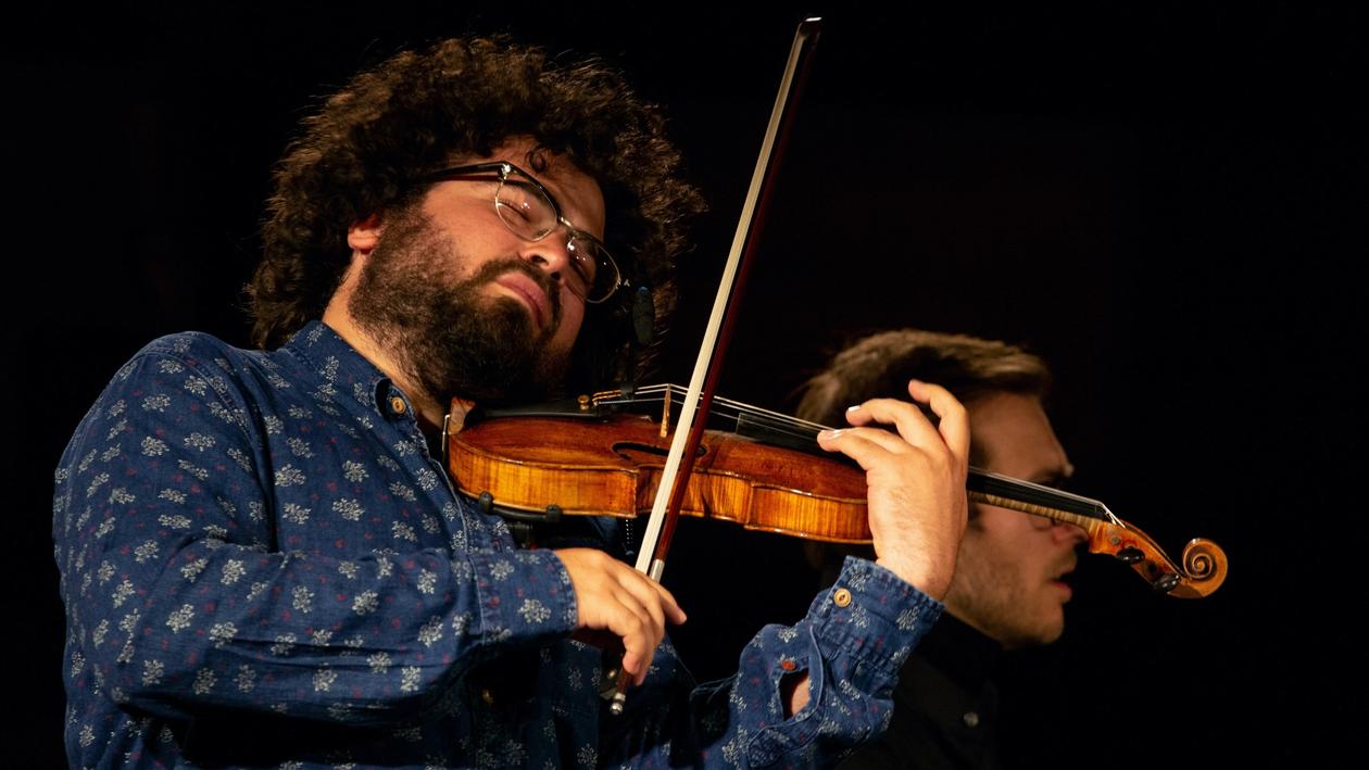 Portrait of Jonian-Ilias Kadesha playing the violin