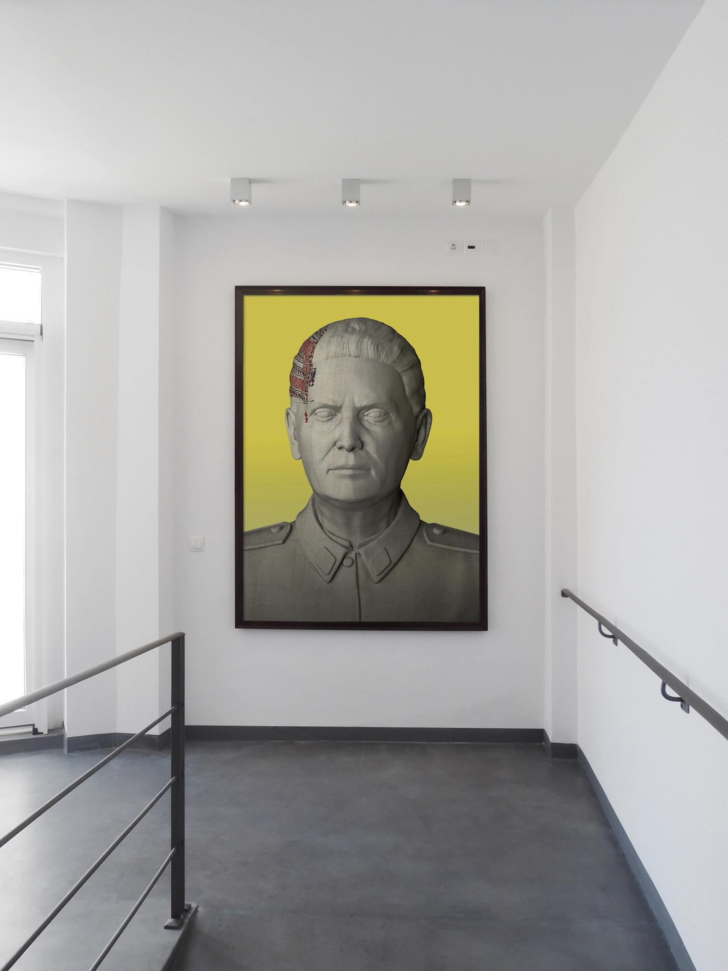 Μια φαρδιά ράμπα για ΑΜΕΑ οδηγεί σε ένα λευκό τοίχο του Art Space Pythagorion. Εκεί, κρέμεται ένα μεγάλο, ψηφιακά επεξεργασμένο, πορτρέτο του Josip Broz Tito.