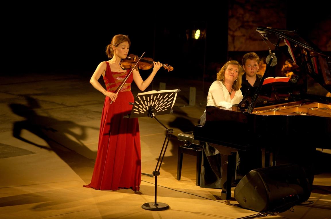 Wen Xiao Zheng playing the violin and Silke Avenaus playing the piano, Mischa Nodel sitting next to her at the piano at the Samos Young Artists Festival 2015