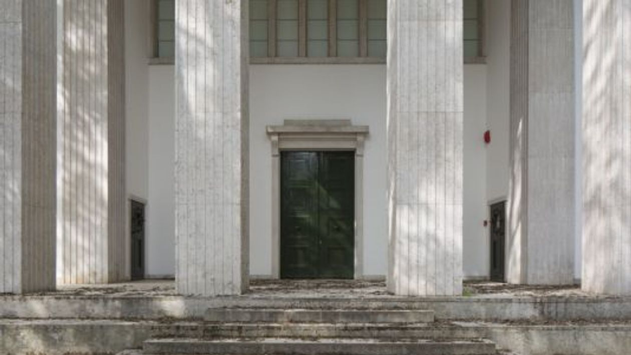 exterior of the German Pavilion at the 58th Biennial di Venezia, 5 stairs leading through high coloumns to a dark green door