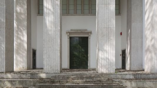 exterior of the German Pavilion at the 58th Biennial di Venezia, 5 stairs leading through high coloumns to a dark green door