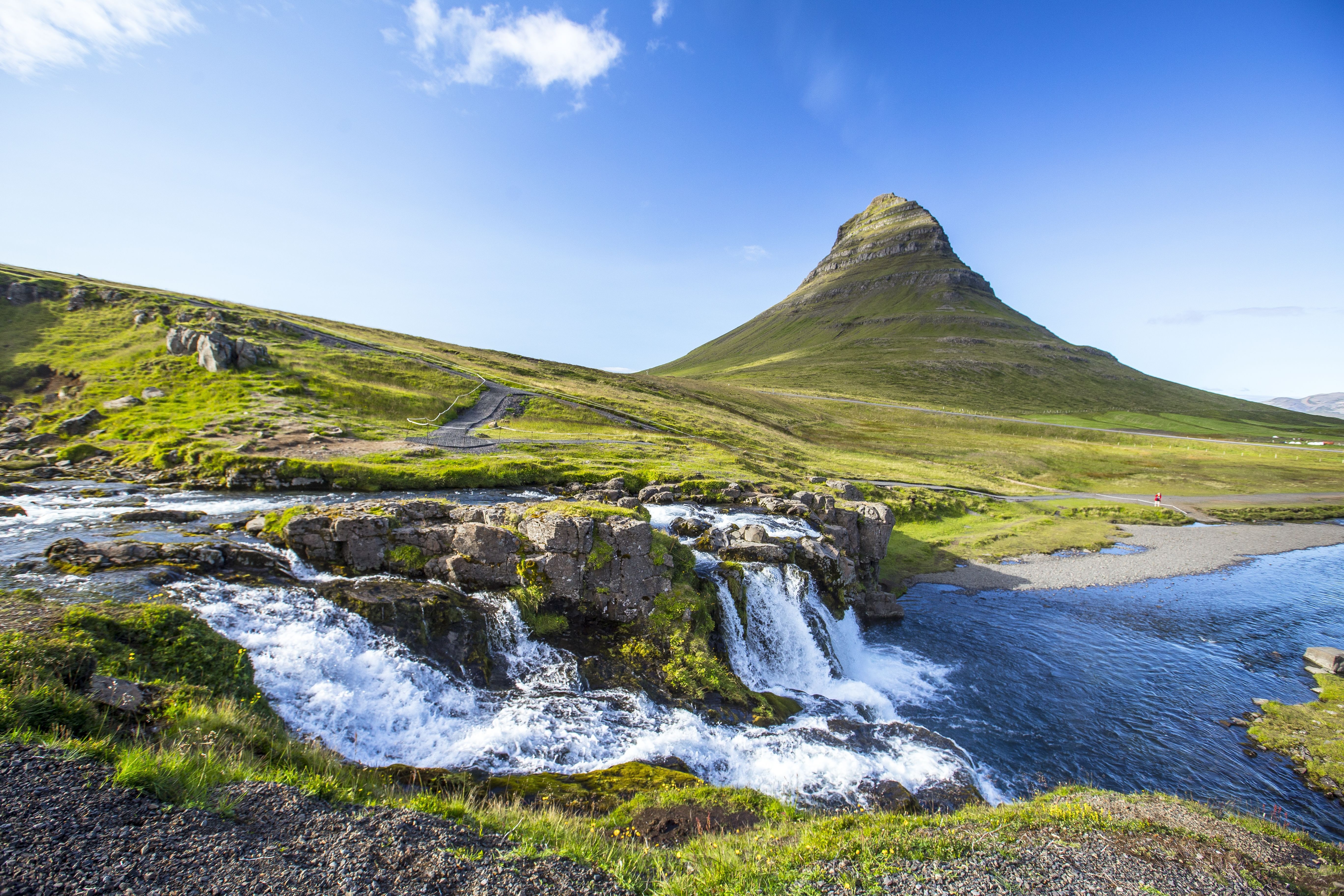 Bilde fra naturen i Norge. Elv og fjell i vakkert landskap med blå himmel.