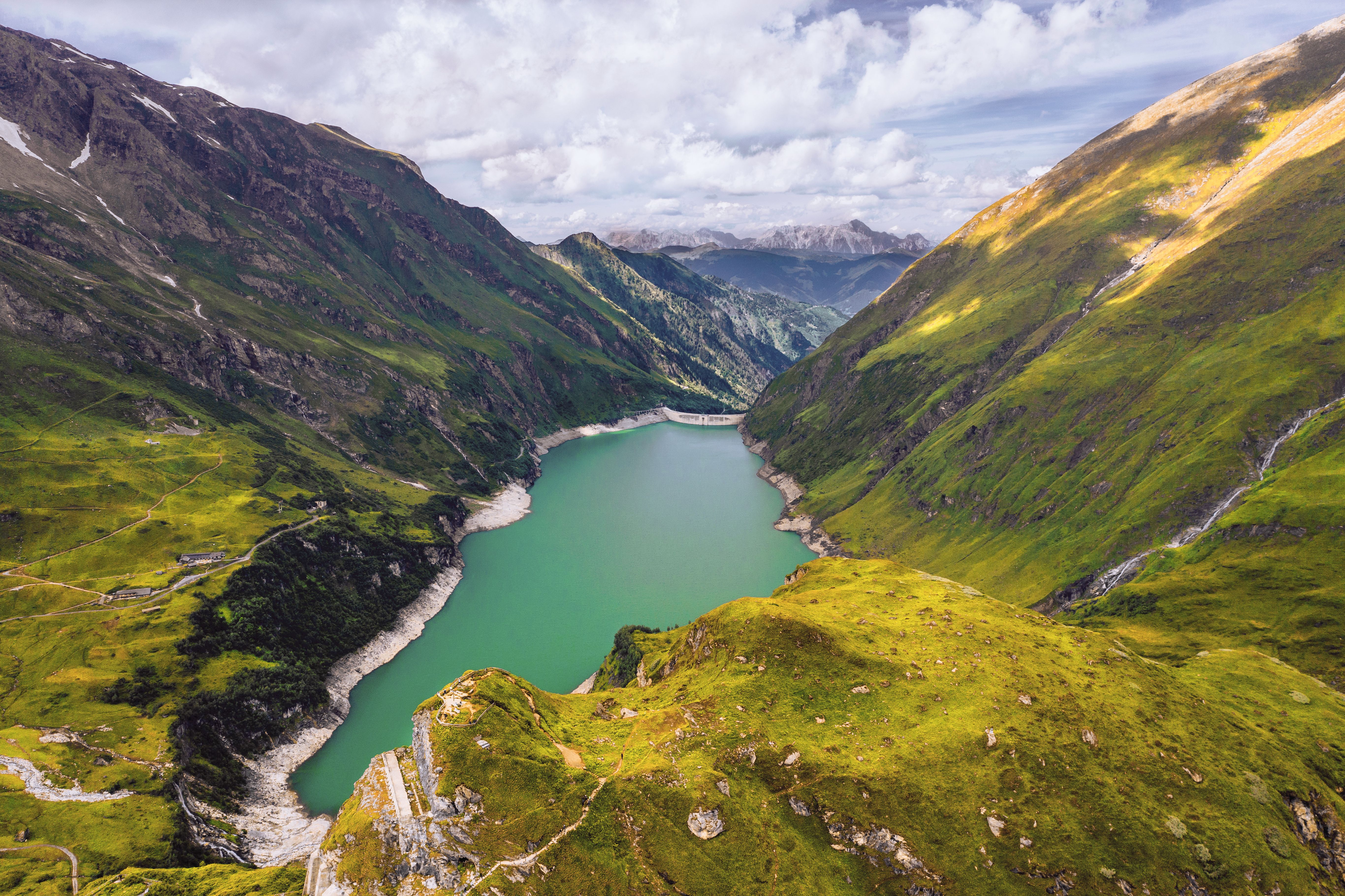 Bilde fra en fjord i Norge med store og grønne fjell