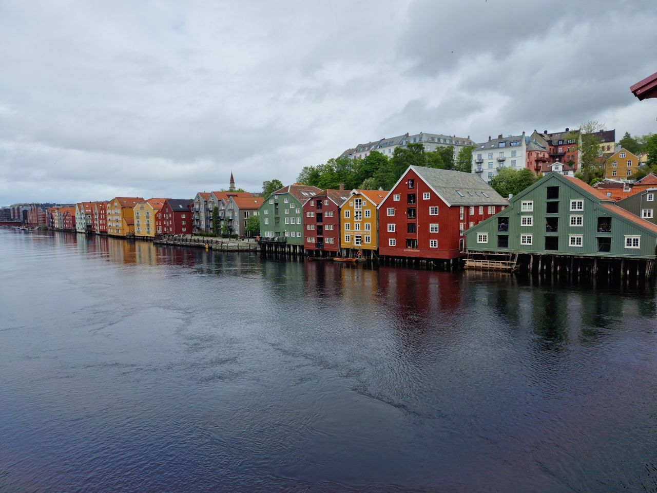 Bilde av en rekke fargerike hus langs sjøen i Trondheim