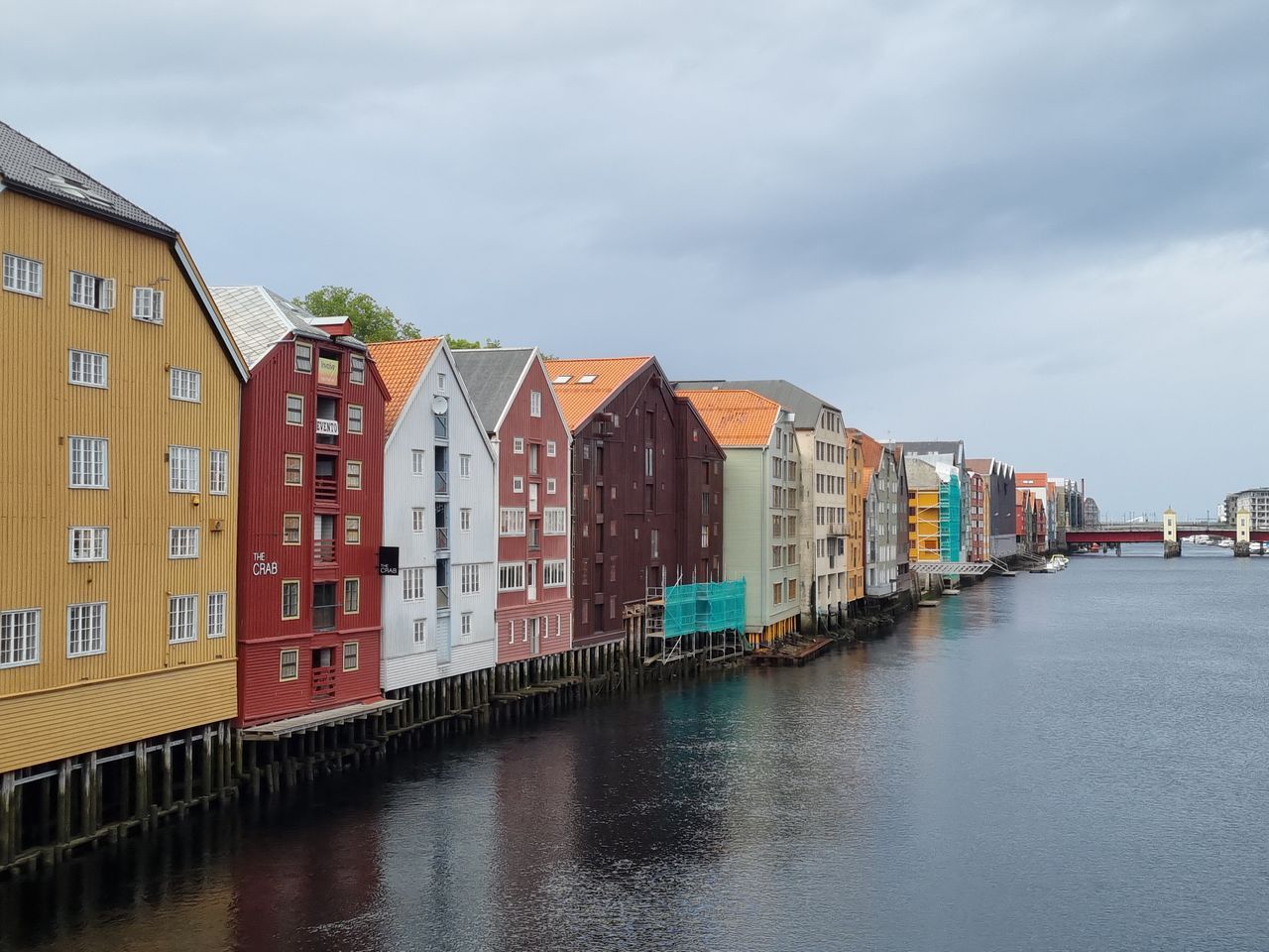 Bilde fra Trondheim, hus i vannkanten.
