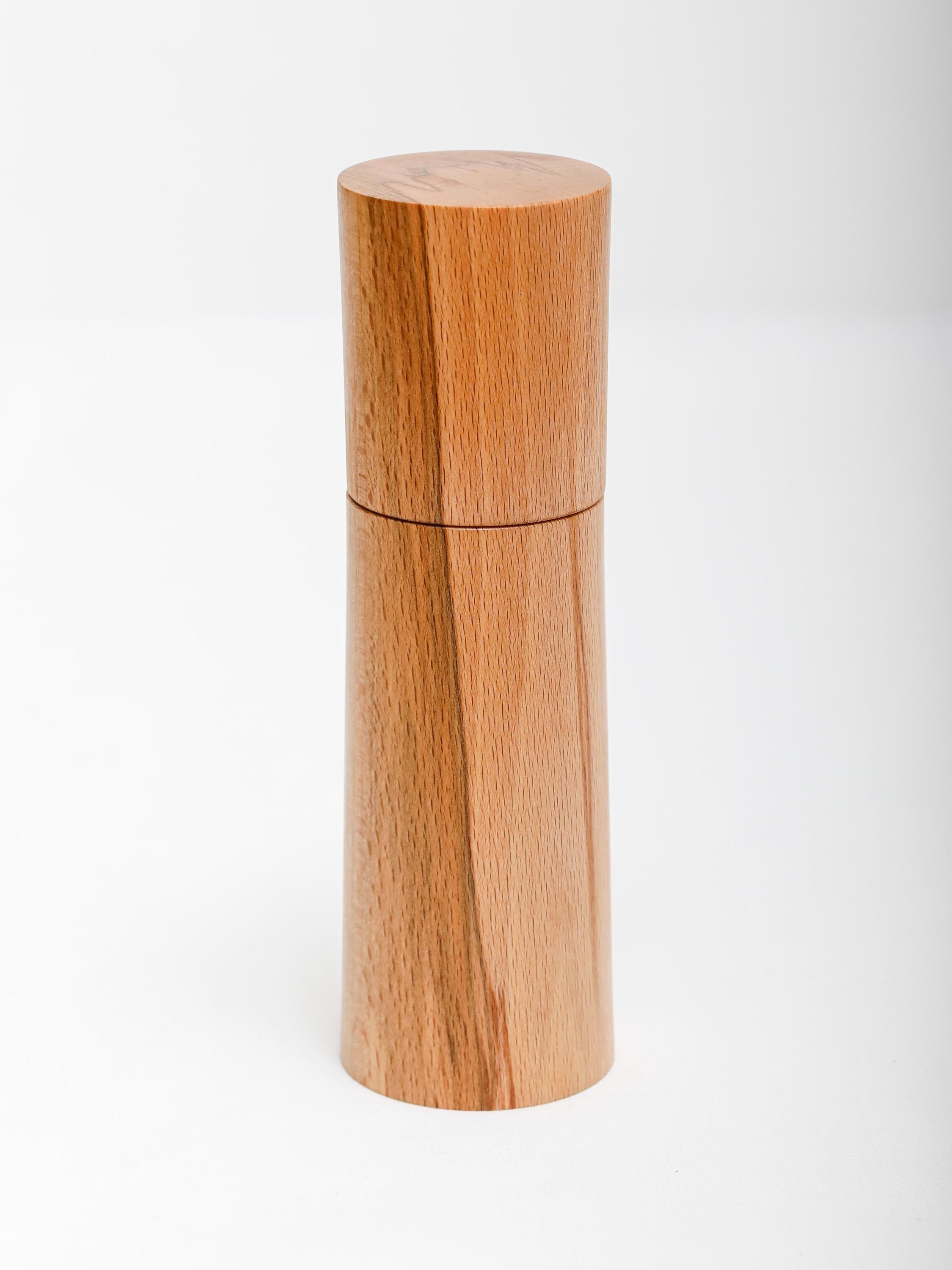 Handgedrechselte Pfeffer- und Salzmühle aus Buche