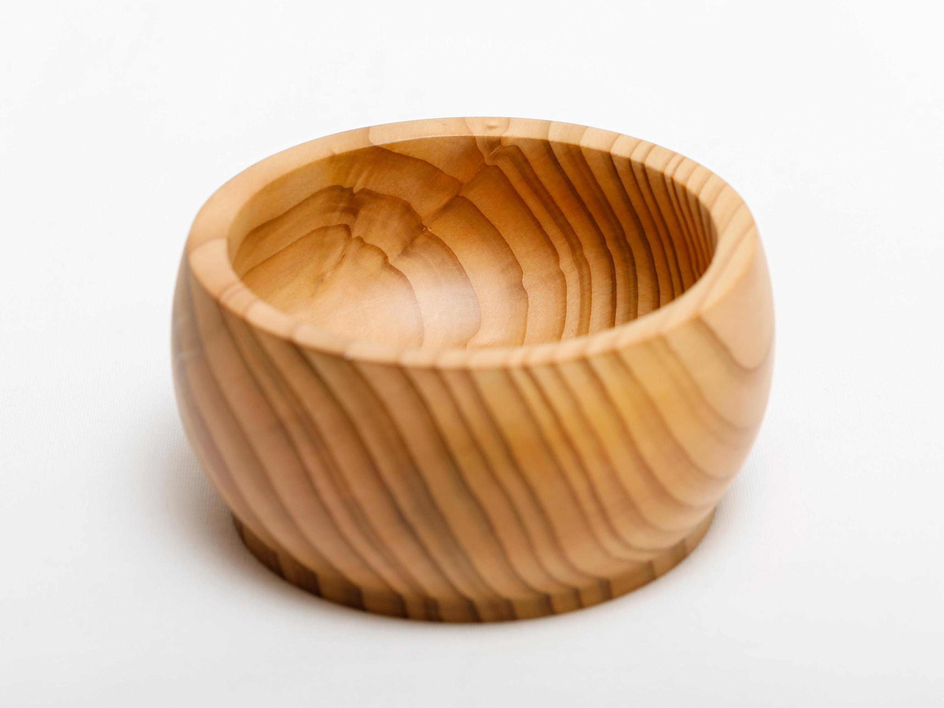 Gedrechselte Holzschale aus Zeder