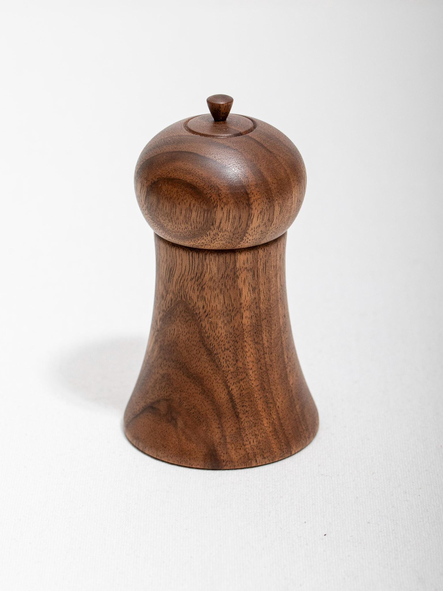 Gedrechselte Holzdose aus Walnussholz