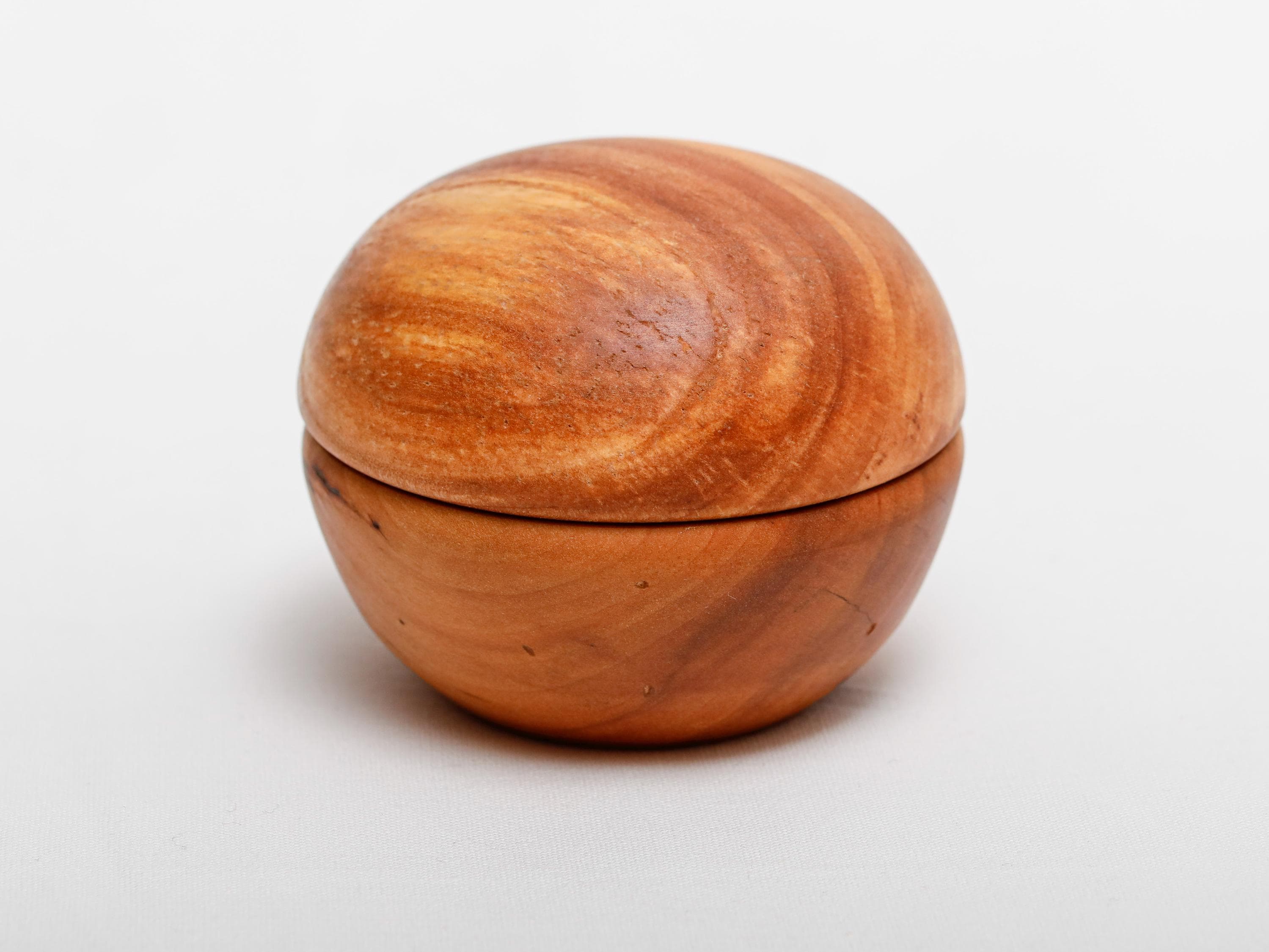 Gedrechselte Holzdose aus Apfelholz