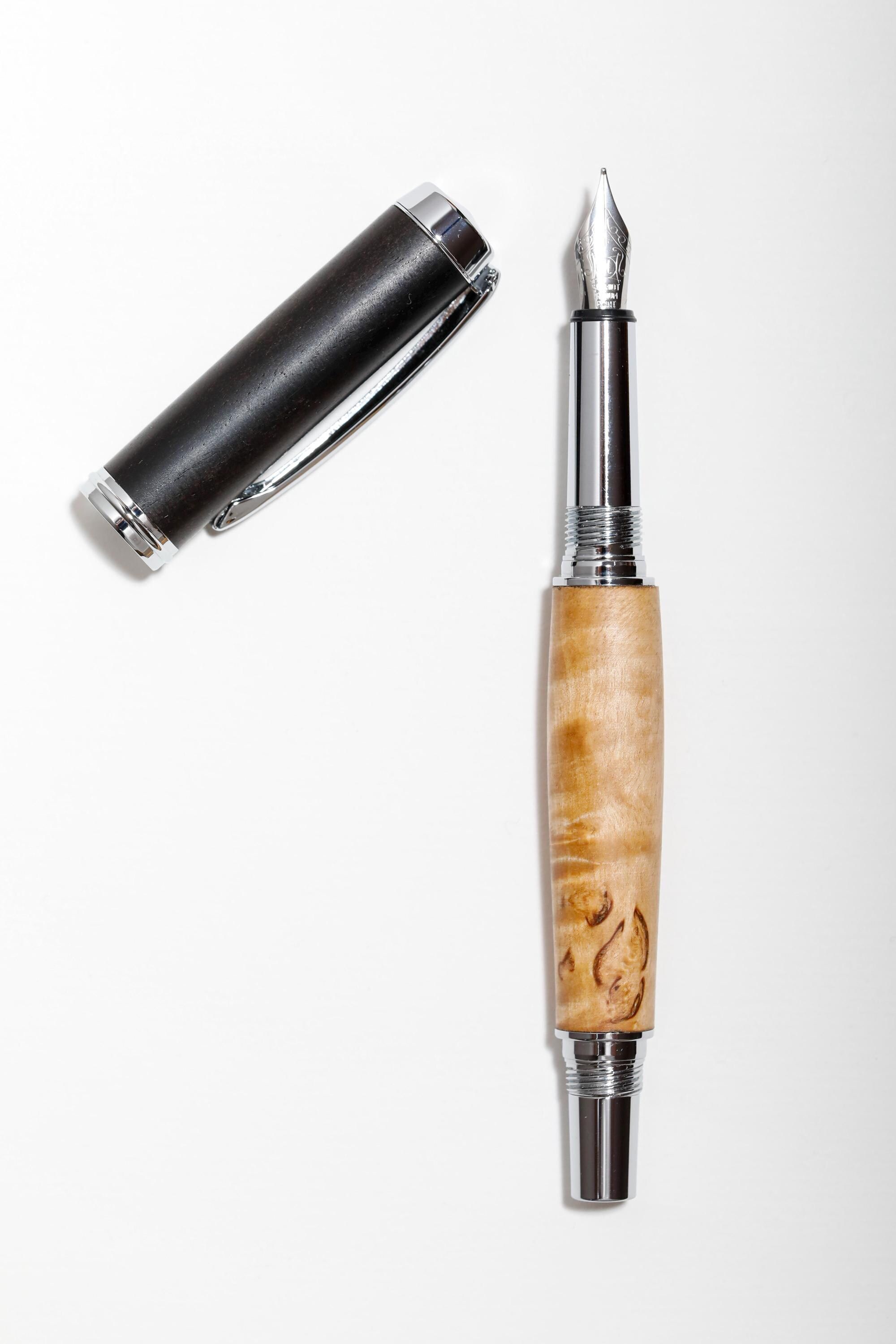 Handgefertigter Füllfederhalter aus Holz
