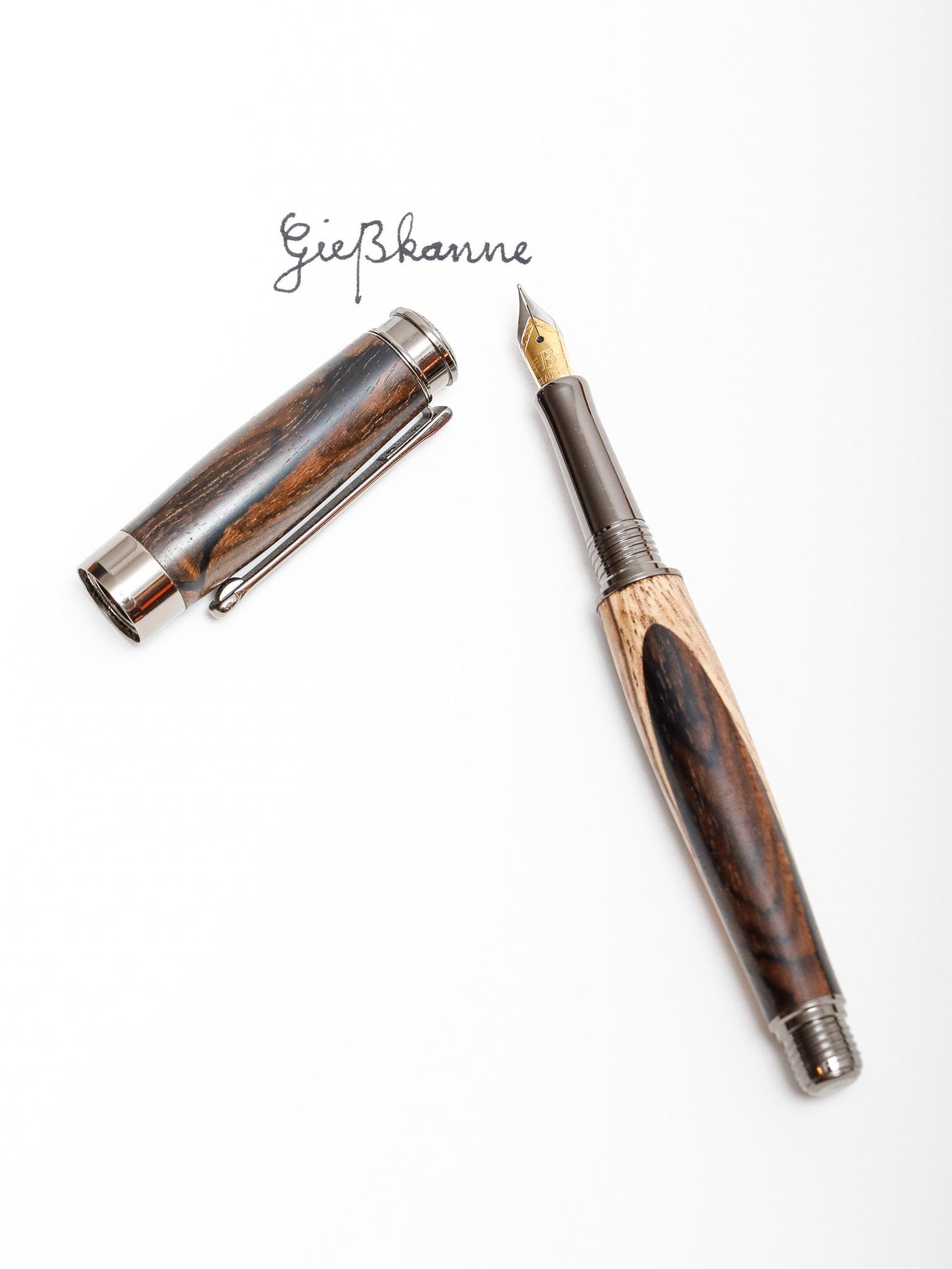 Handgefertigter Füllfederhalter aus Holz