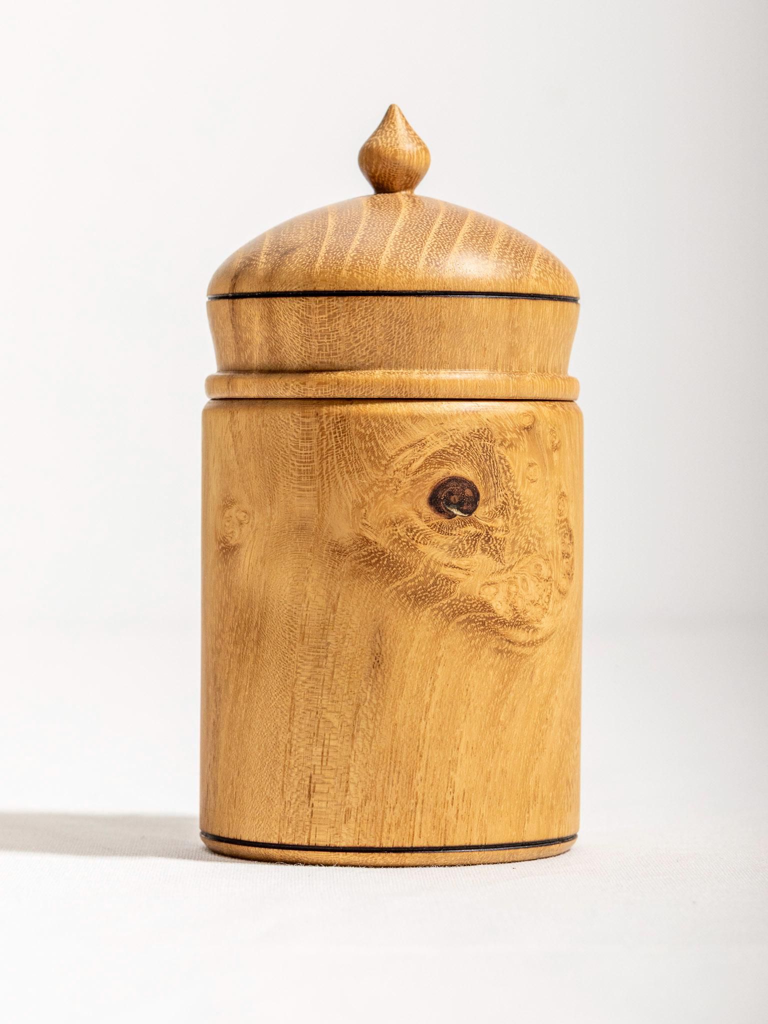 Gedrechselte Holzdose aus Robinie