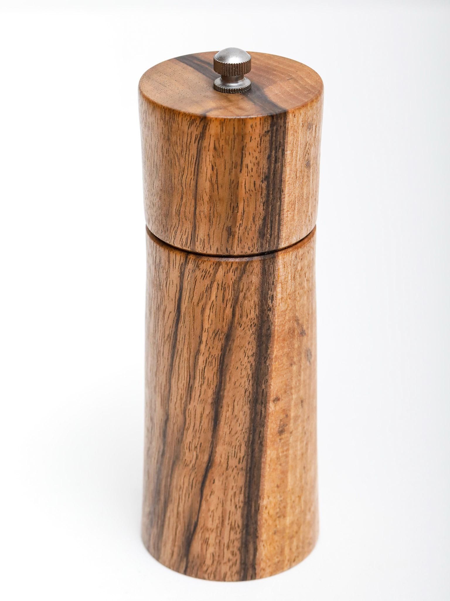 Handgedrechselte Pfeffer- und Salzmühle aus Walnussholz