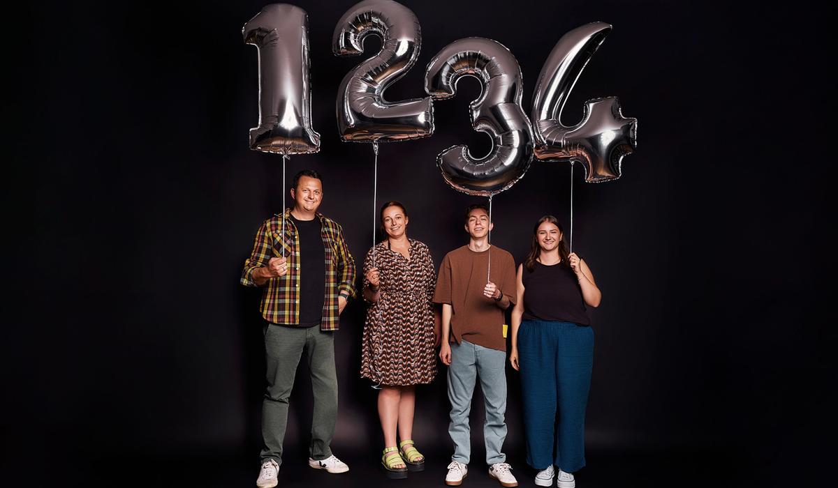 Das gesamte Team begrüßt Julia – 4 gewinnt!