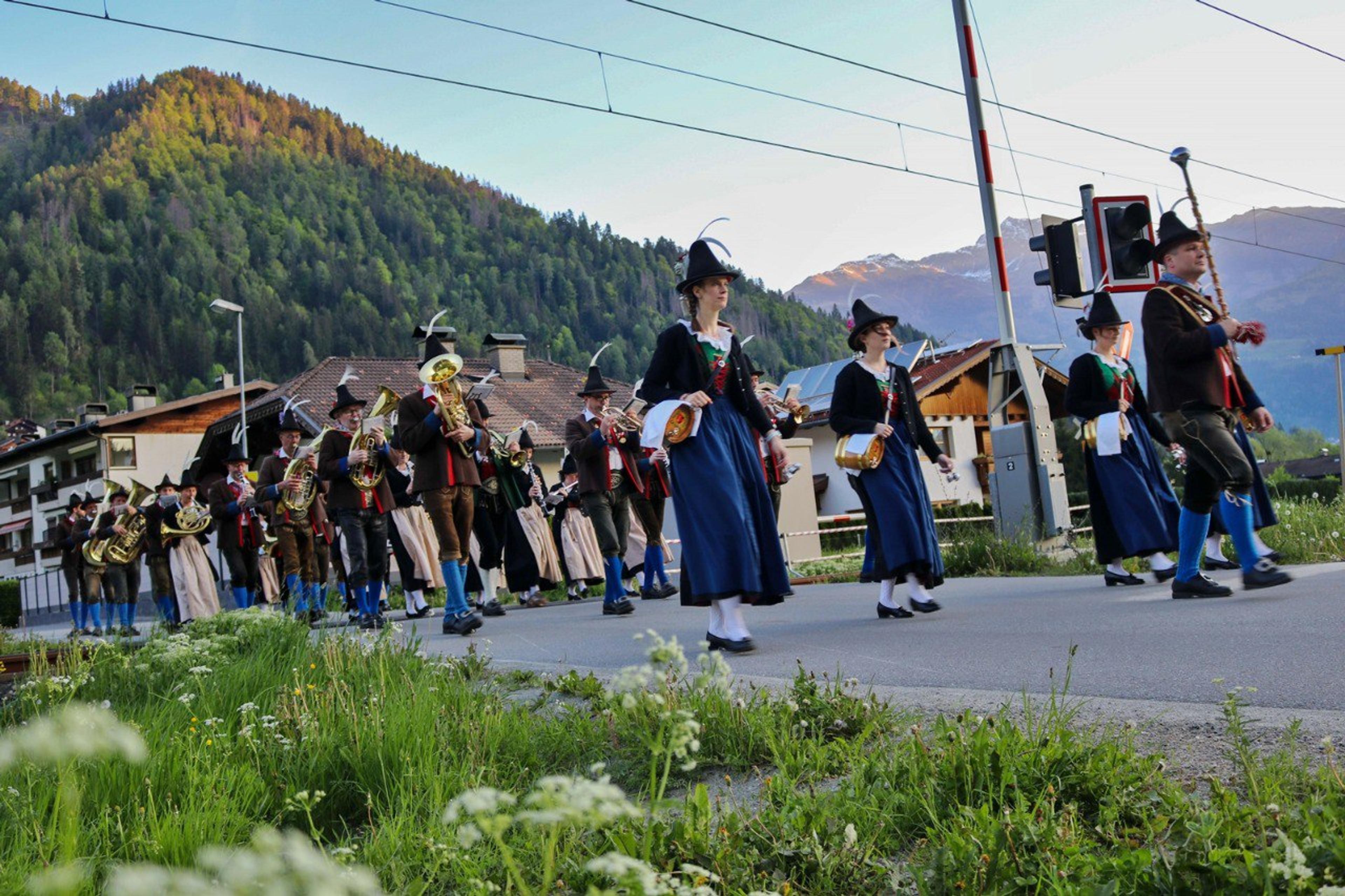 Marsch durchs Dorf