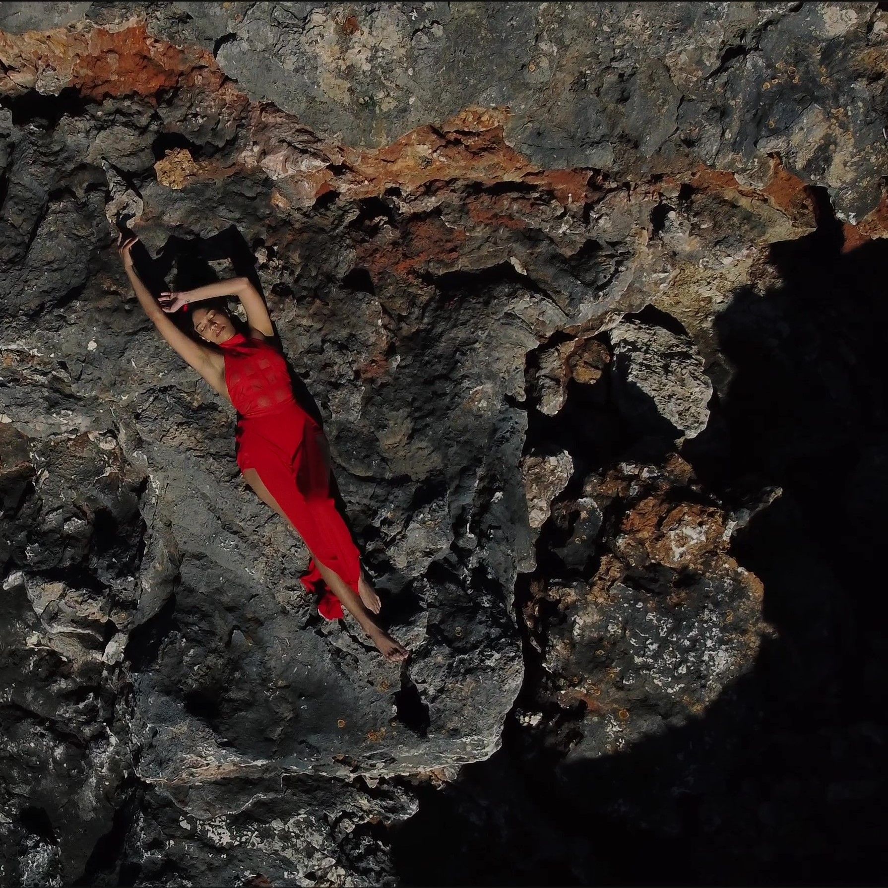 Frau in roten Kleid, Felsen