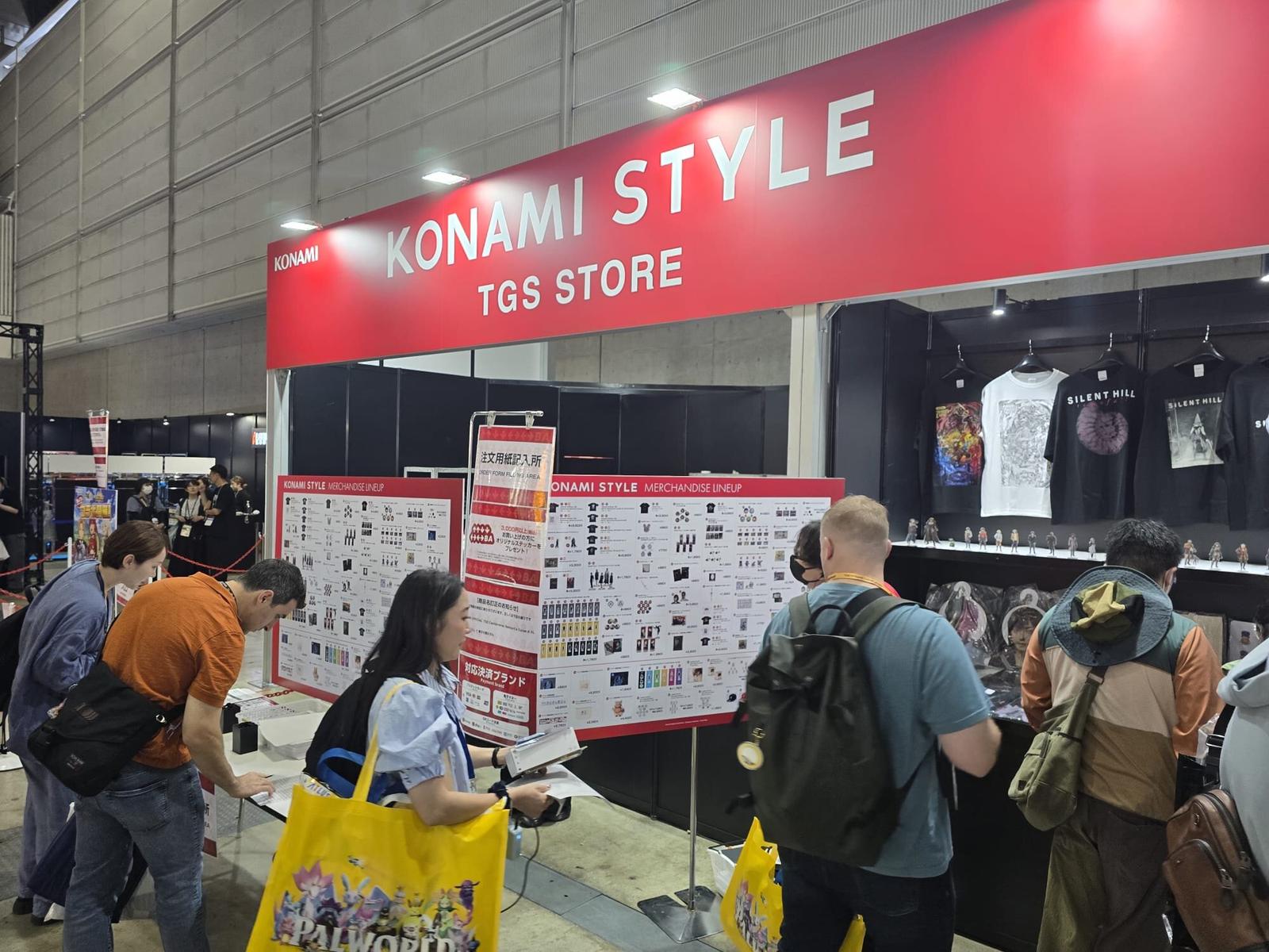Konami Style TGS Store, där besökare studerar sortimentet av merchandise.