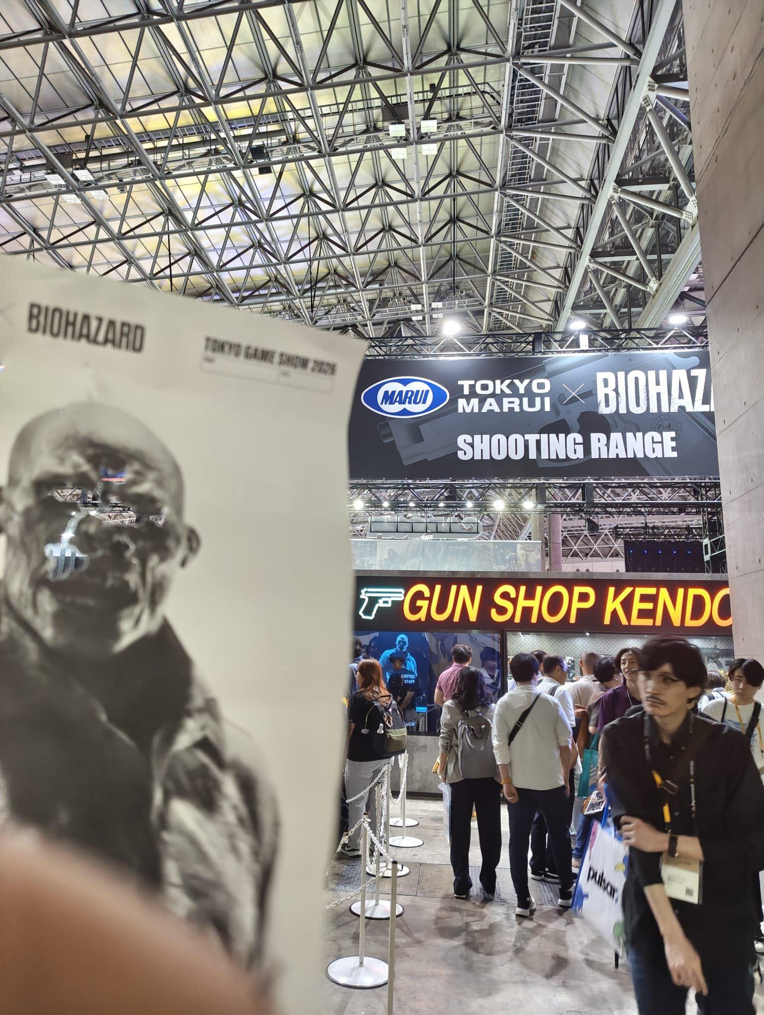 Tokyo Maruis skjutbana på Biohazard-tema, med kö av besökare och en stor zombieaffisch.