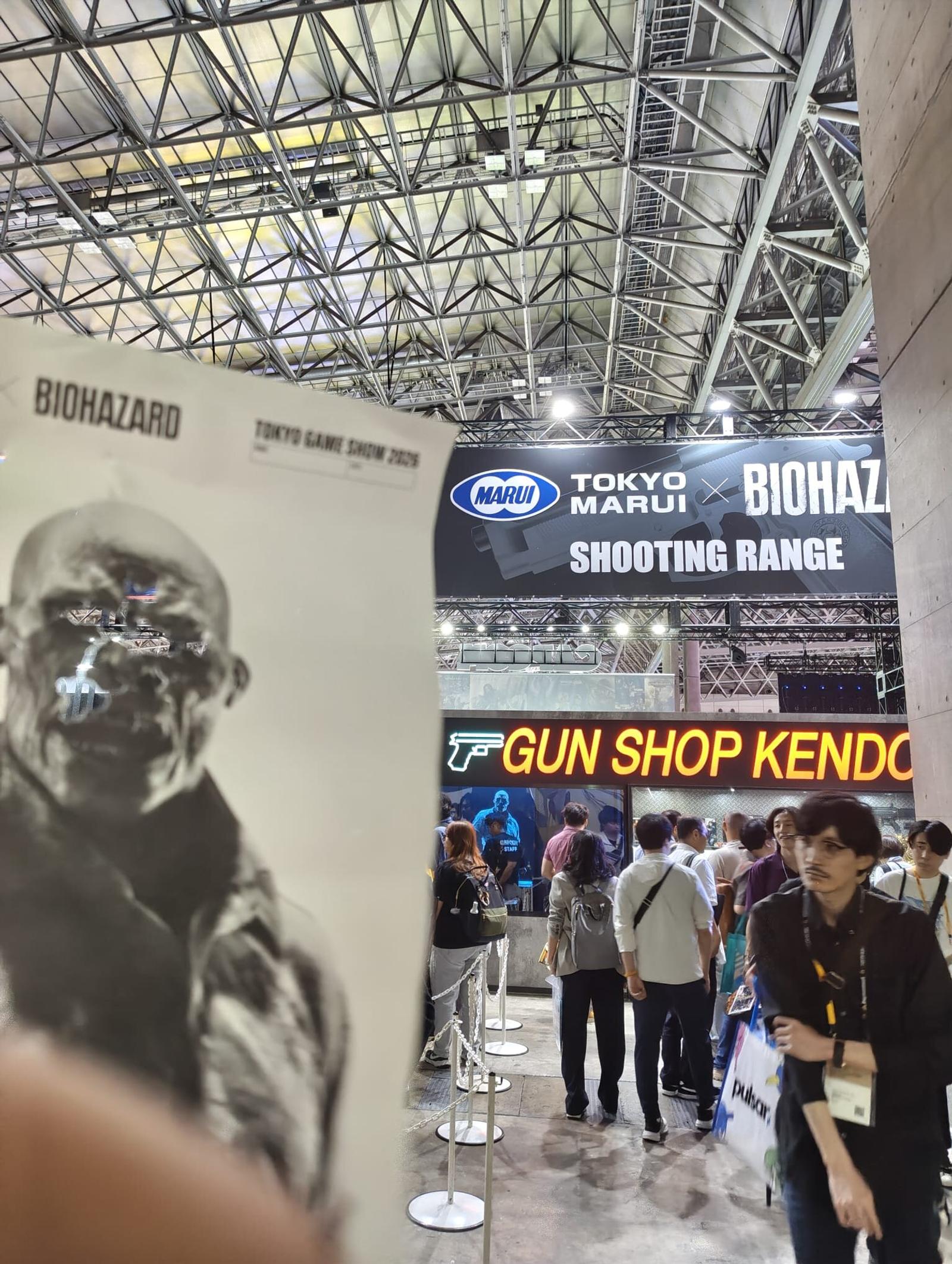Tokyo Maruis skjutbana på Biohazard-tema, med kö av besökare och en stor zombieaffisch.
