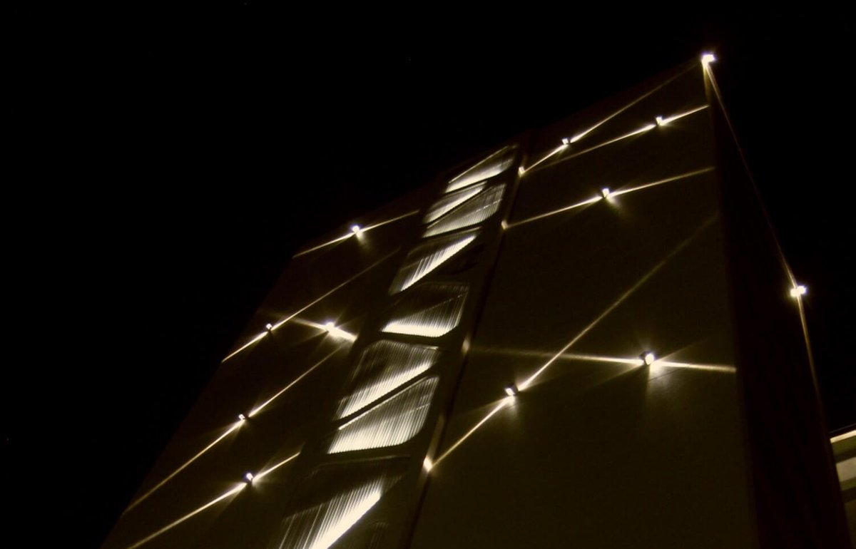 Un diamant lumineux dans le paysage urbain