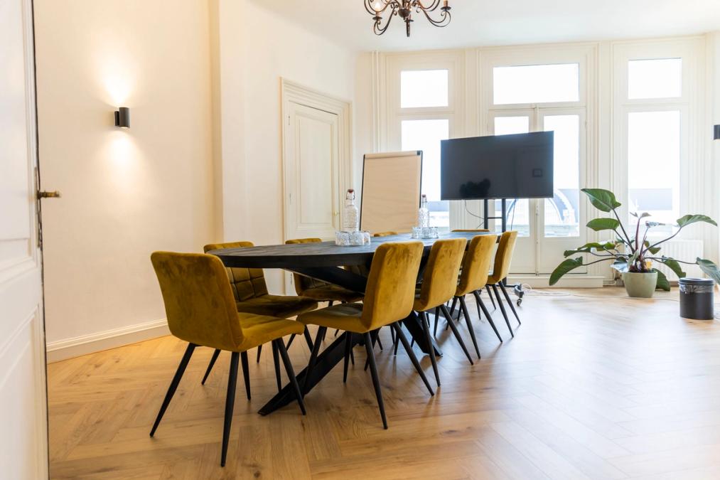 Why your company should consider renting an external meeting room.