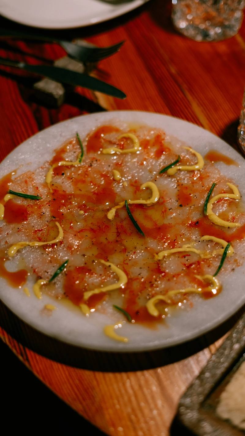 Carpaccio de gamba roja con mayonesa en un plato de mármol
