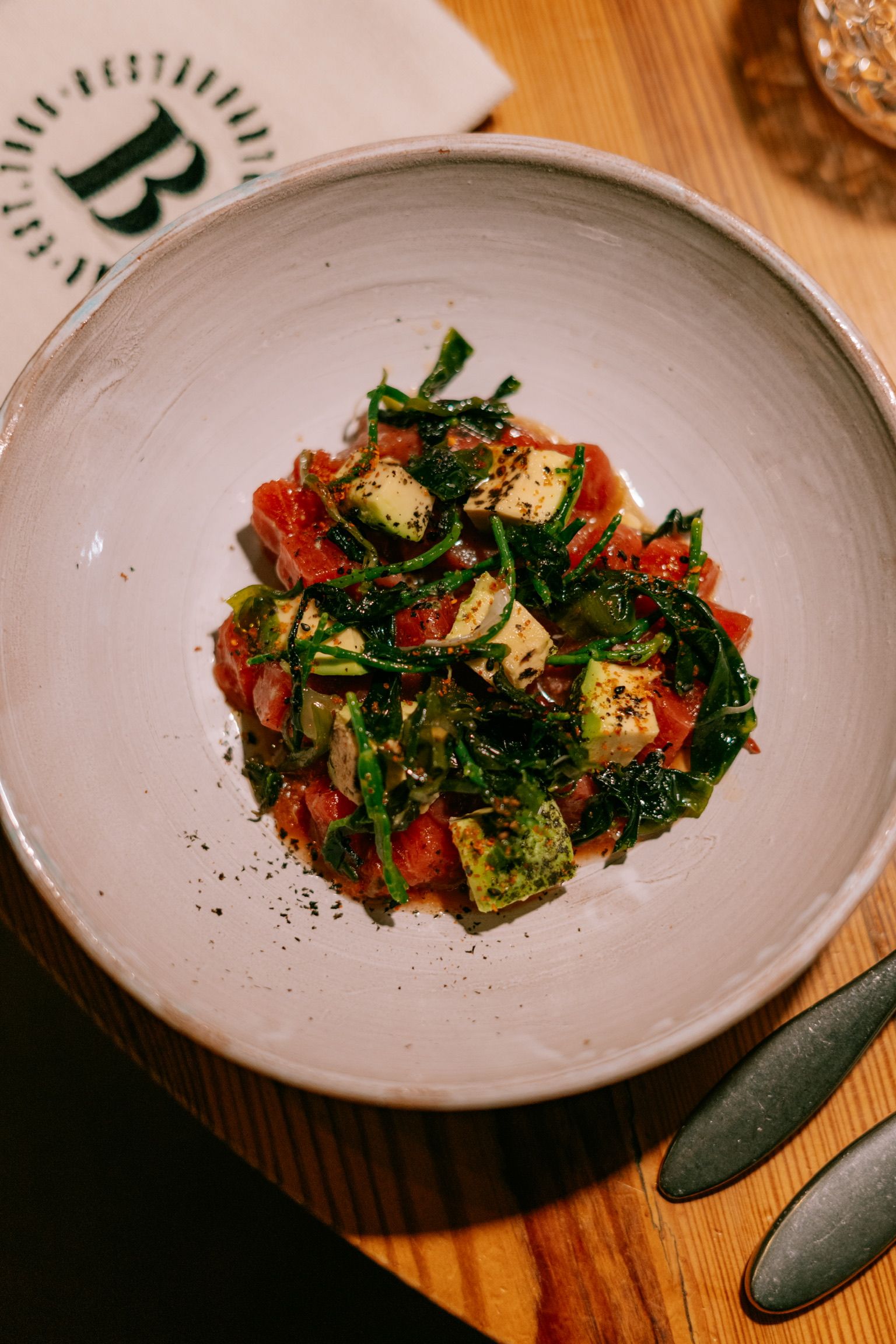Tartar de atún con aguacate y algas