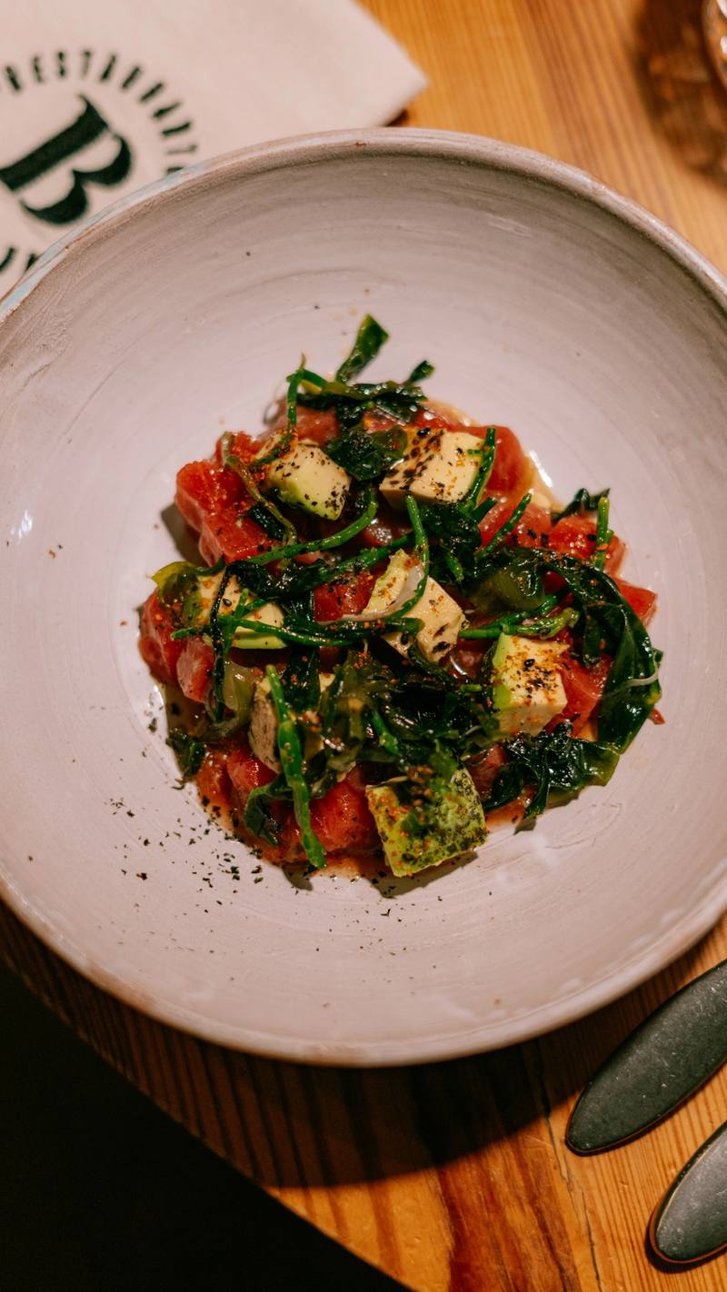 Tartar de atún con aguacate y algas
