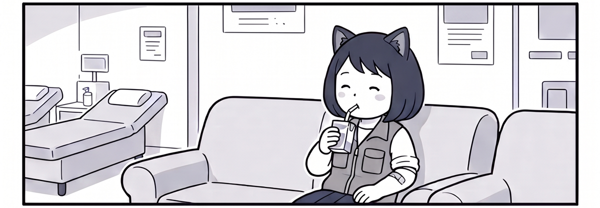 献血ルームのソファでジュースを飲んで休憩するママ