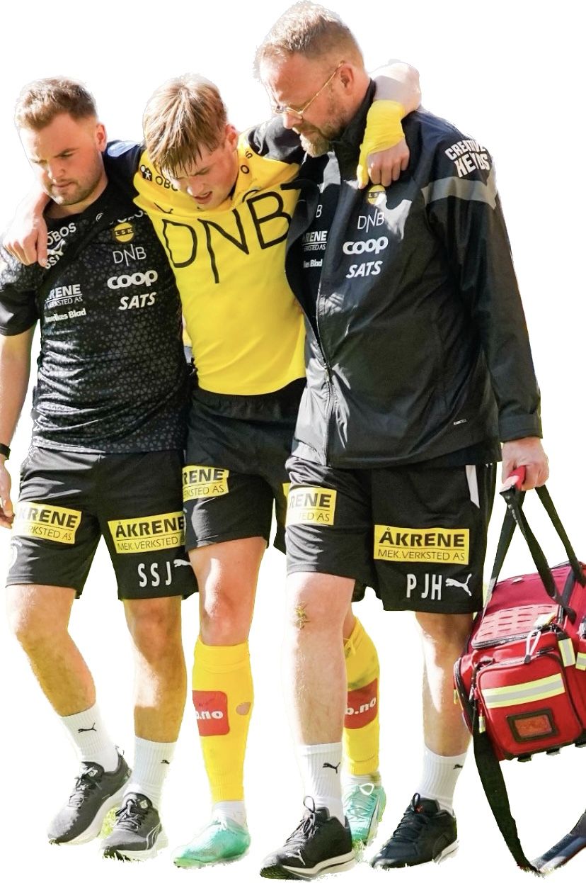 Pål-Jeroen Husby bærer en skadet LSK-spiller av banen