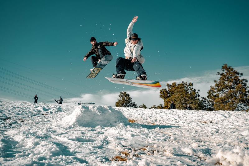 2 friends snowboarding
