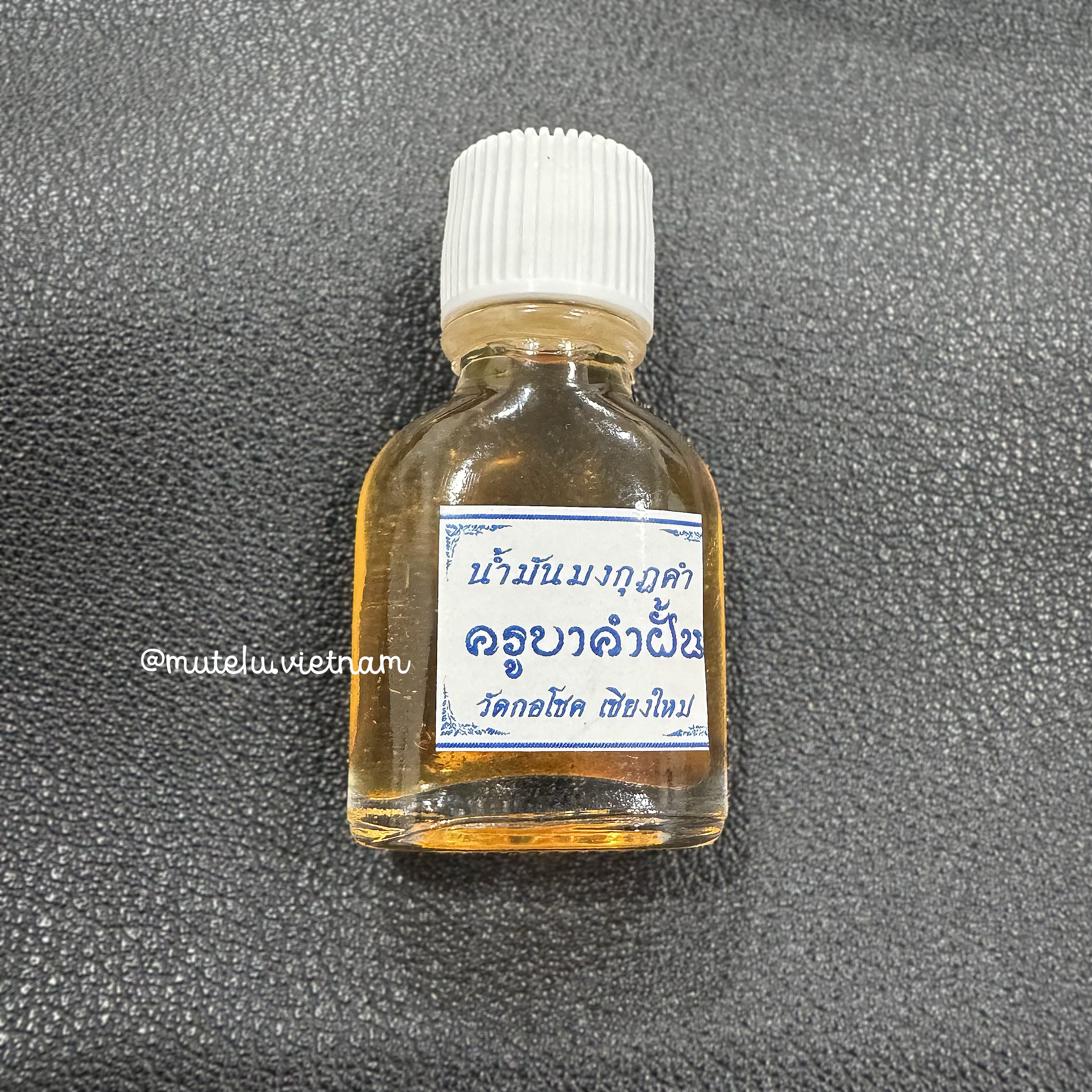 Dầu Yaa Manohariphan Kumkam của Kruba Khamfan (Chùa Kor Chok) — 1