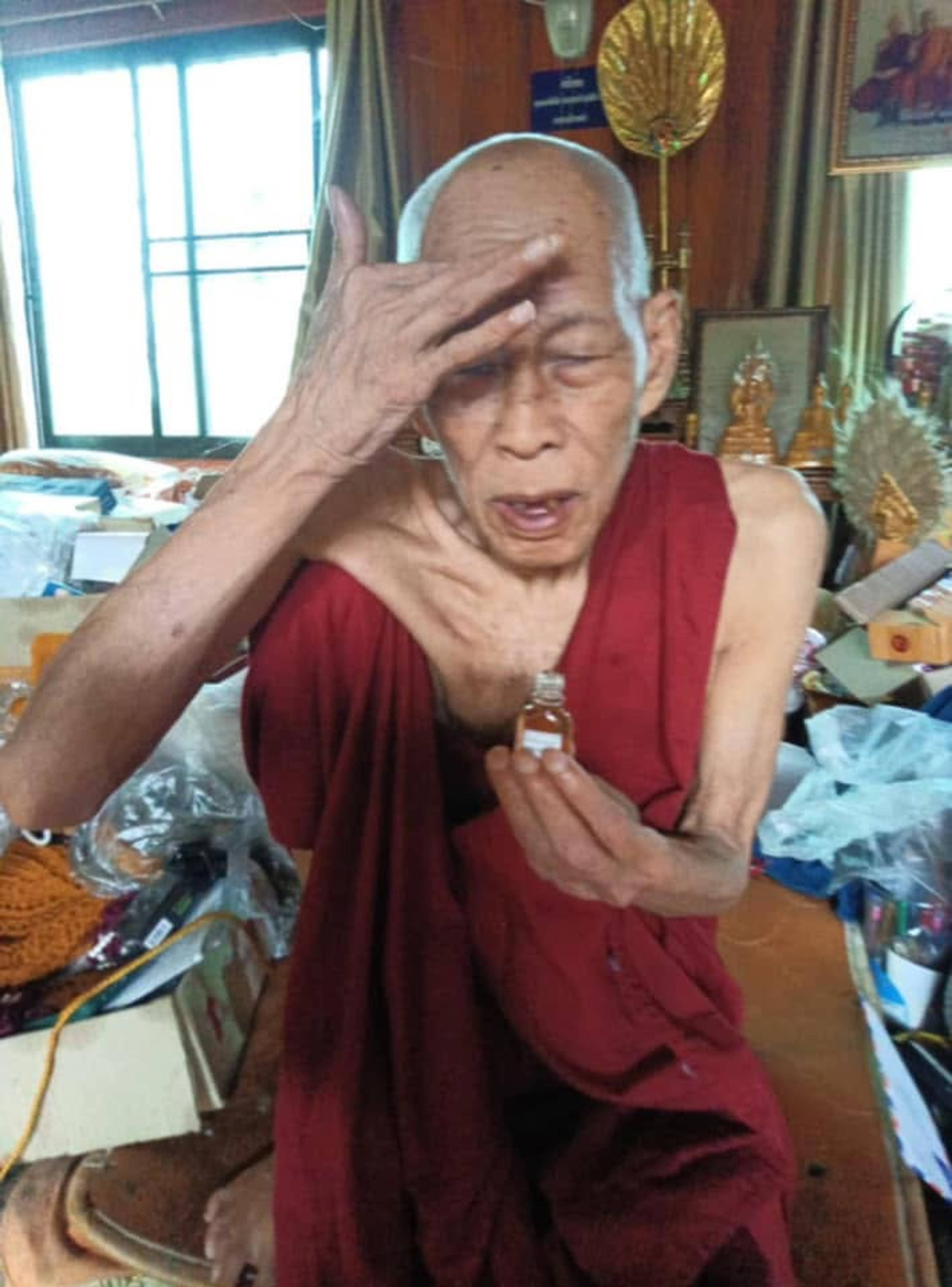 Dầu Yaa Manohariphan Kumkam của Kruba Khamfan (Chùa Kor Chok) — 6