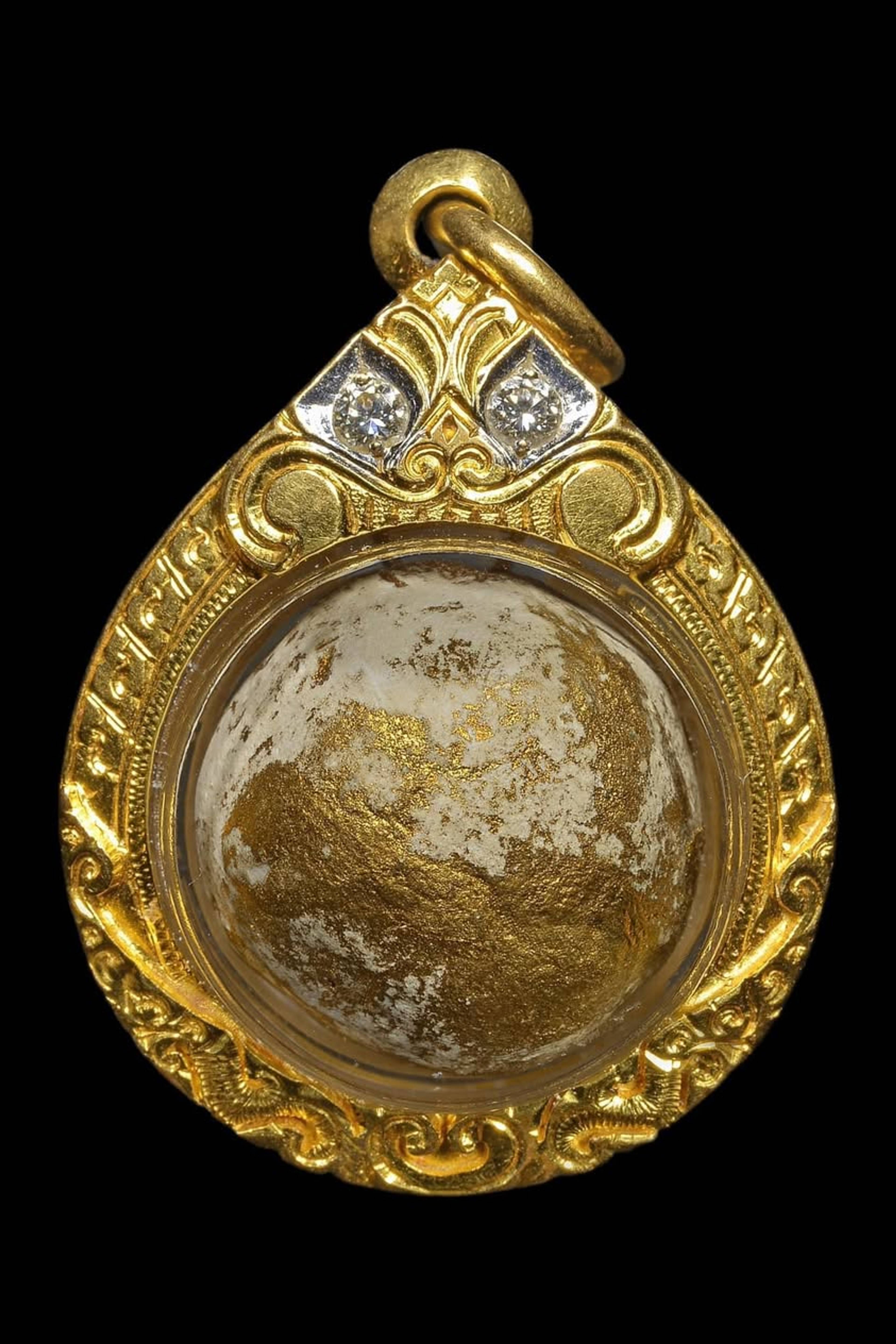 Luk Om Bột Phong Phrai Kuman của Luang Pu Tim – Wat Lahan Rai, Rayong — 1