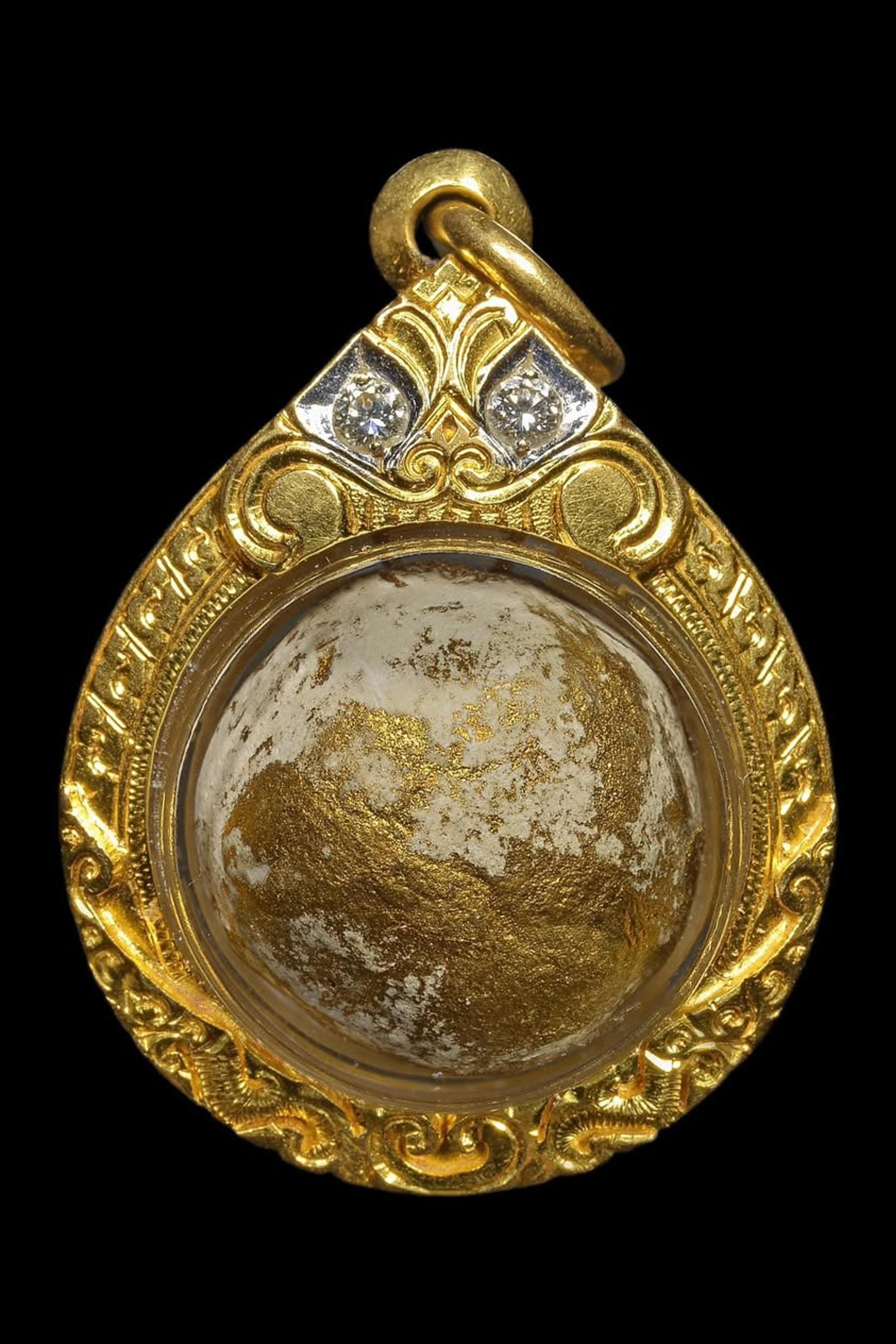 Luk Om Bột Phong Phrai Kuman của Luang Pu Tim – Wat Lahan Rai, Rayong