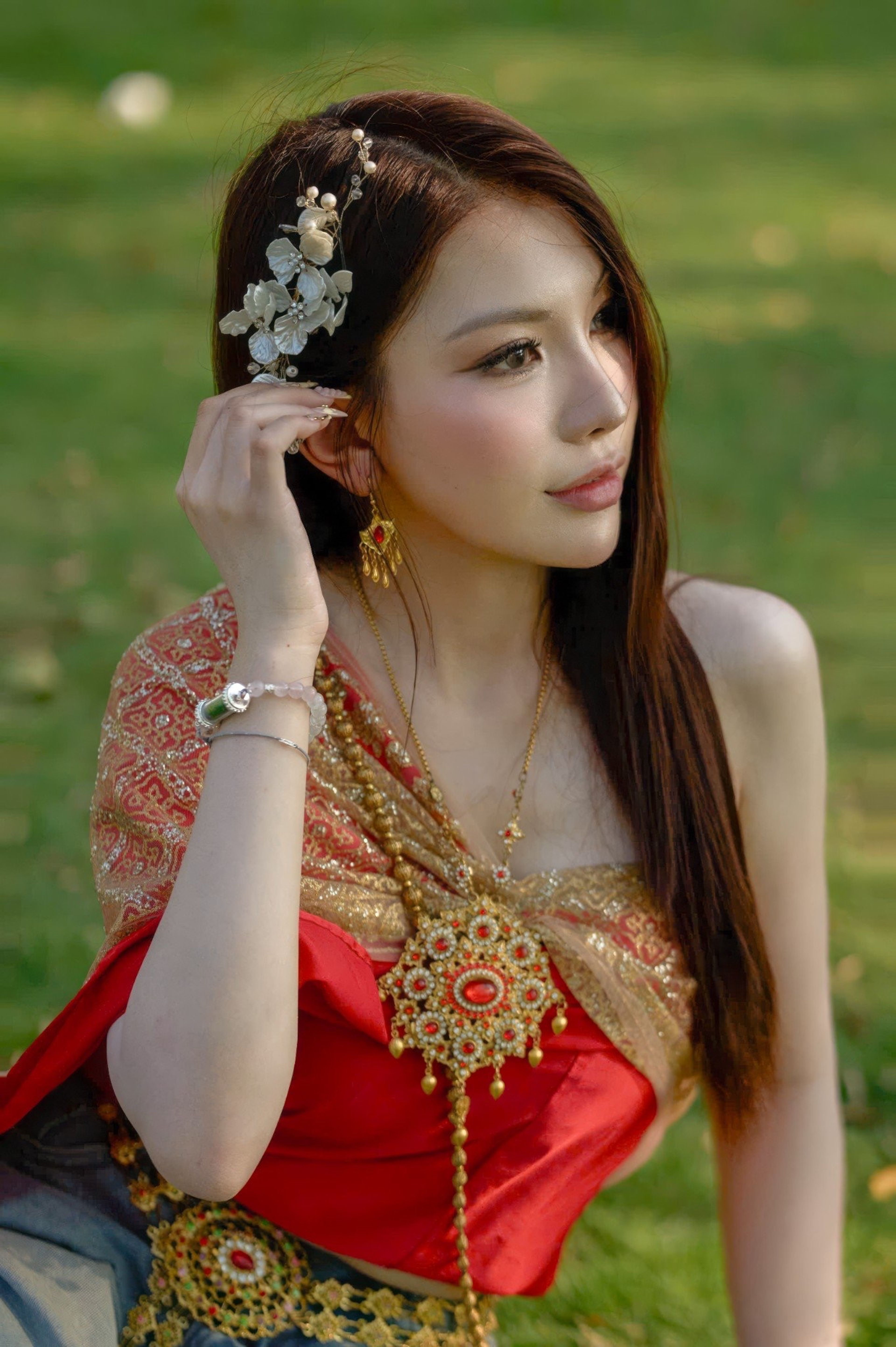 Khách hàng đeo vòng Mutelu cùng trang phục phong cách Thái.