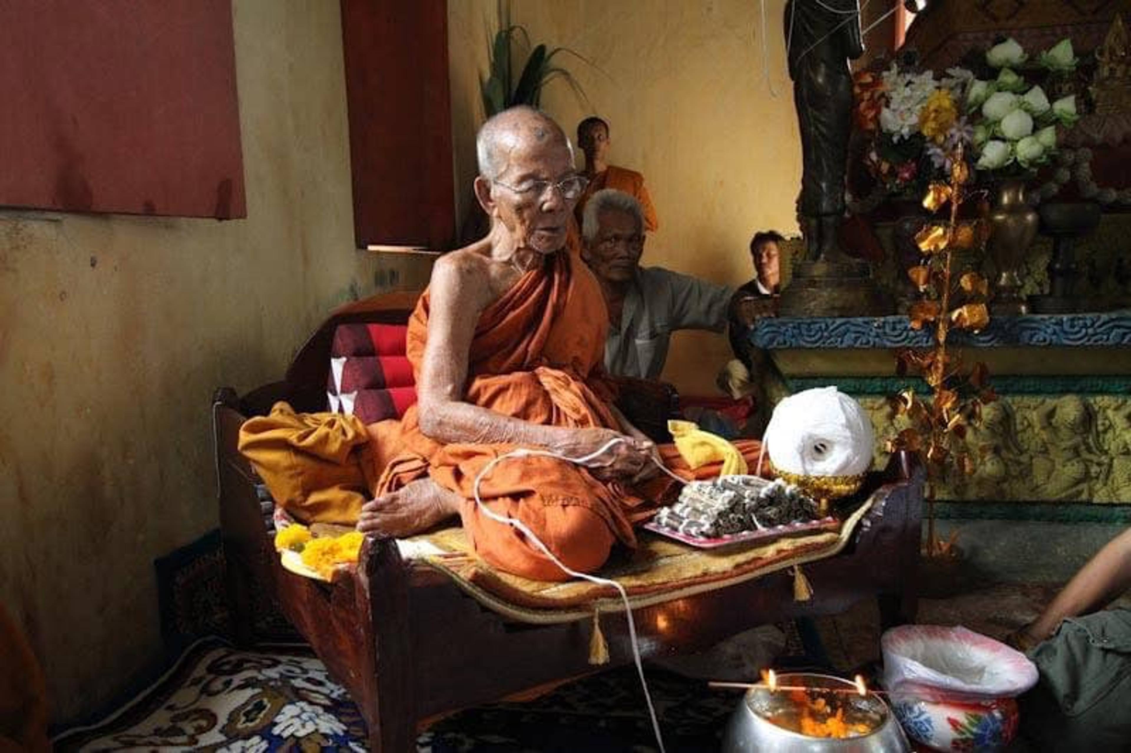 Khun Paen Wesiyarak (Hỗn hợp bột linh thiêng Maha Phutthi) – Đính Takrut Vàng Năm 2554 — 5