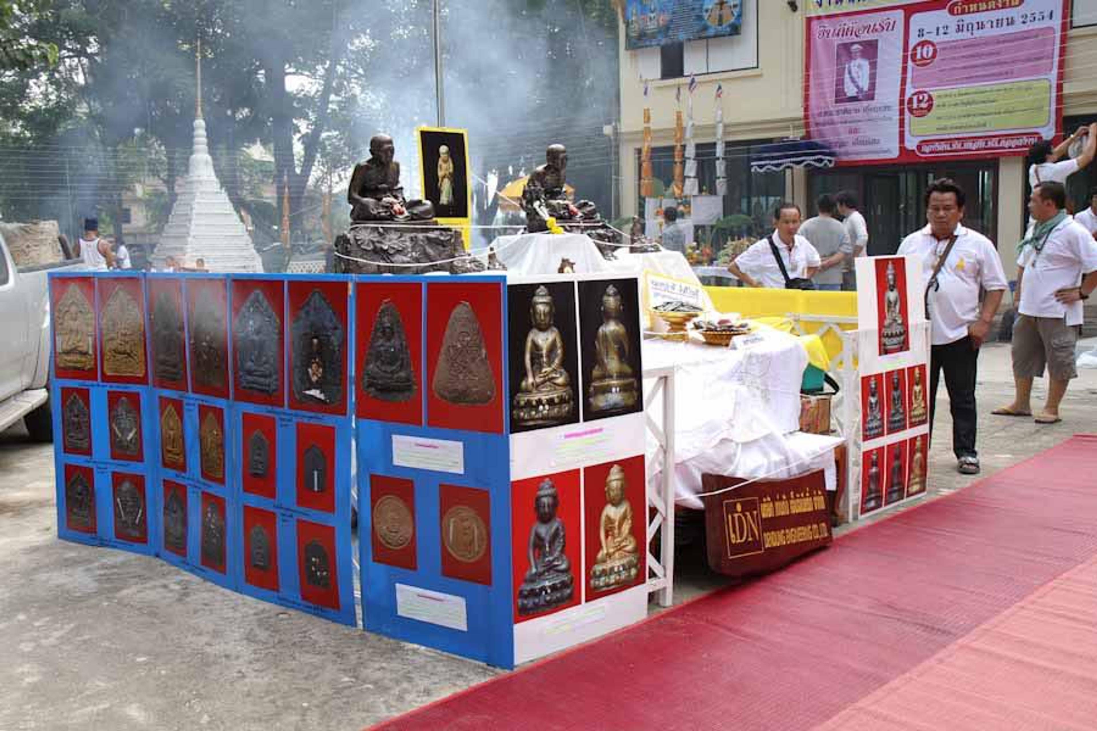 Khun Paen Wesiyarak (Hỗn hợp bột linh thiêng Maha Phutthi) – Đính Takrut Vàng Năm 2554 — 4