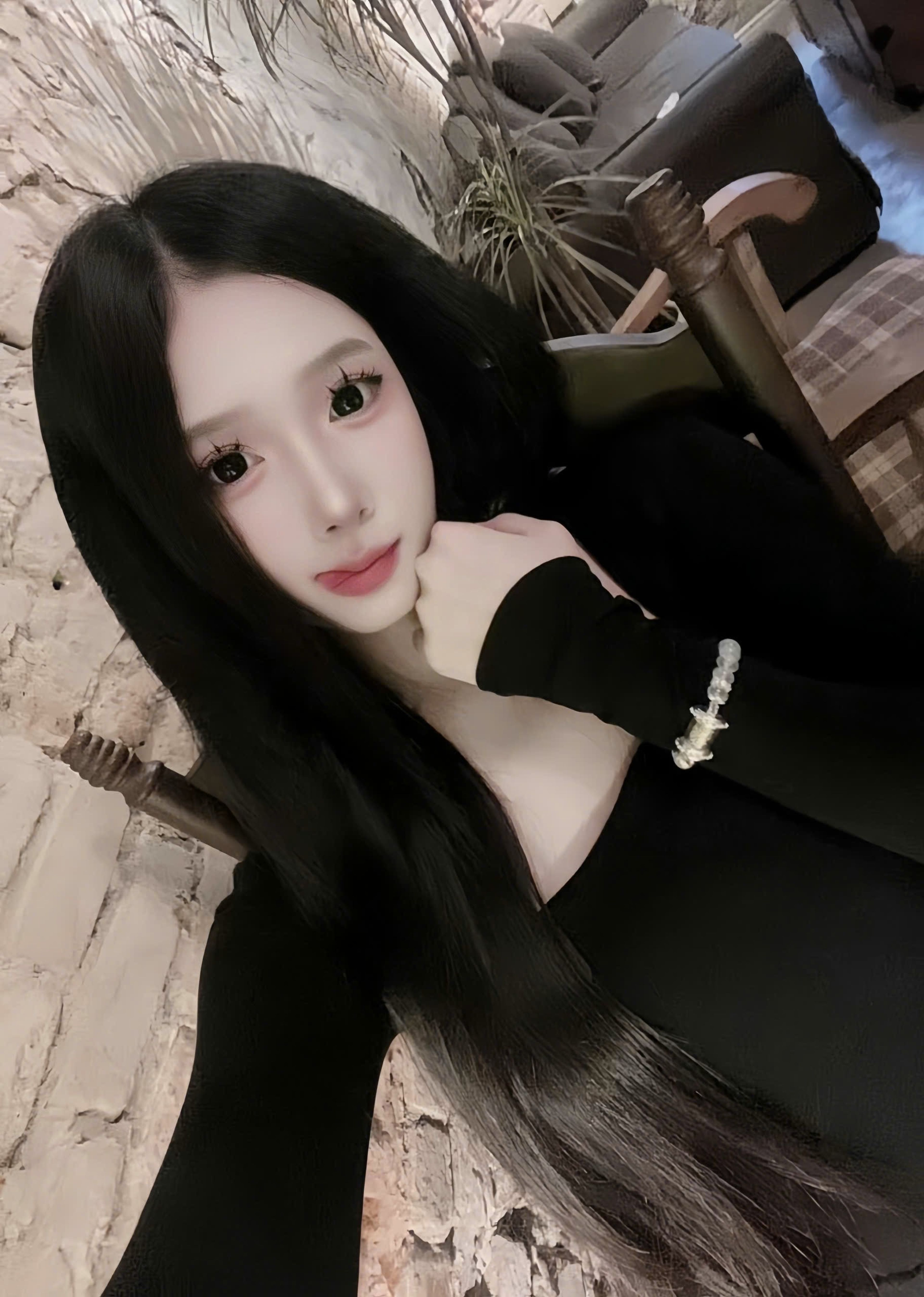 Khách hàng đeo vòng Mutelu cùng trang phục màu đen.