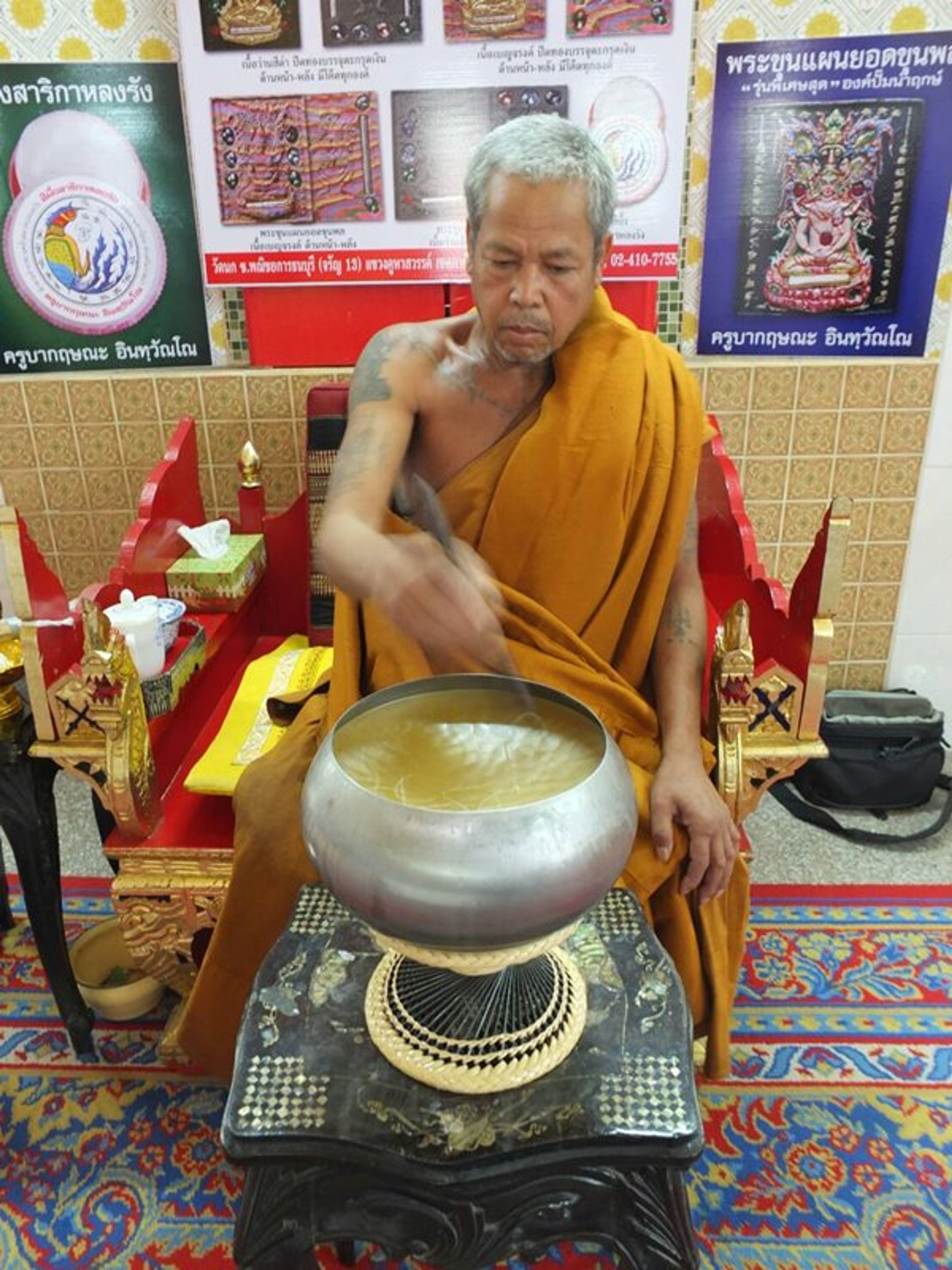 Ảnh: Thầy Kruba Krissana đang tạo sáp ong