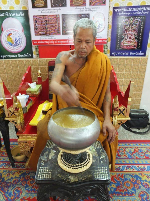 Ảnh: Thầy Kruba Krissana đang tạo sáp ong