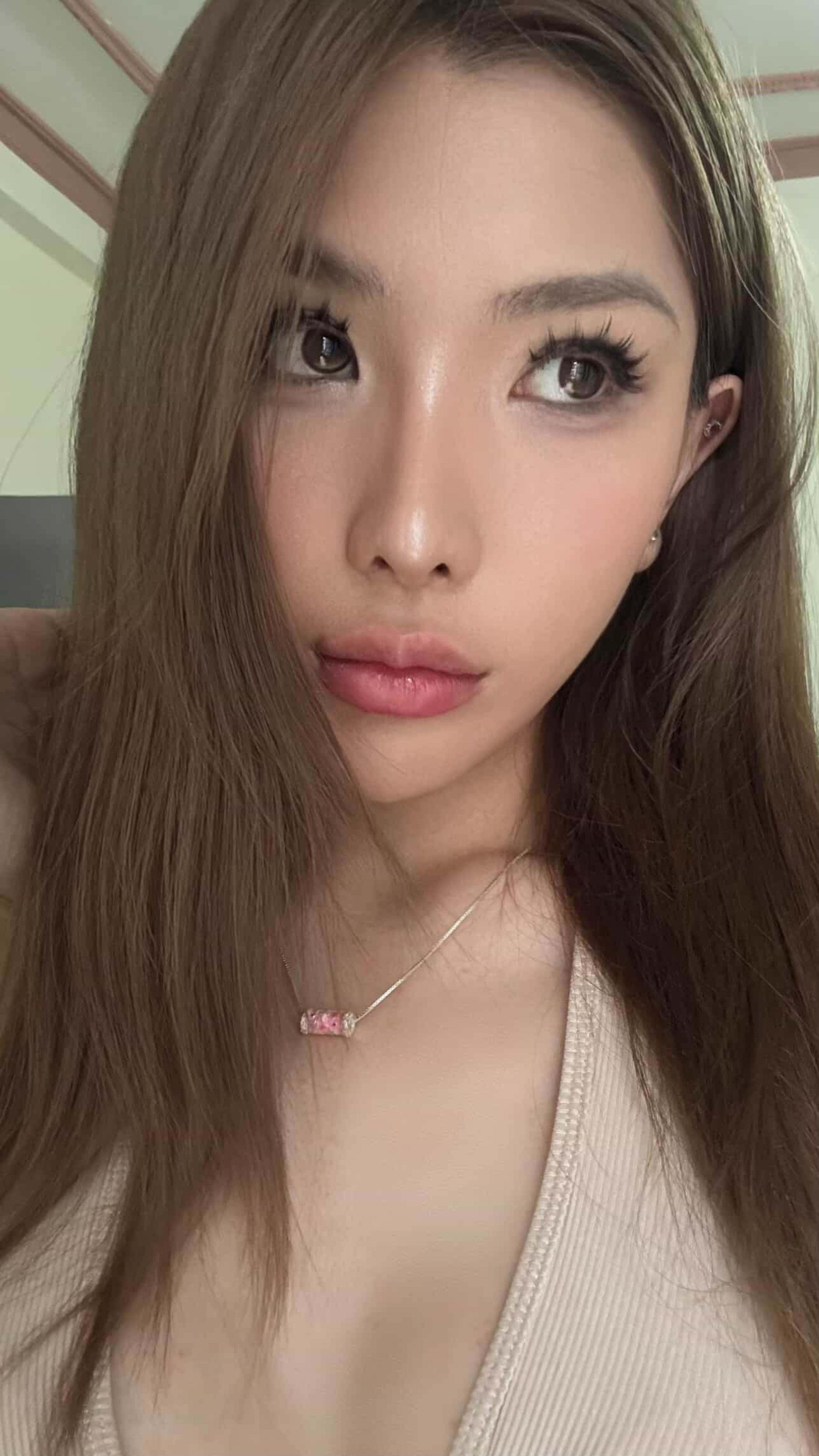 Khách hàng đeo mặt dây màu hồng được gửi về Mutelu.