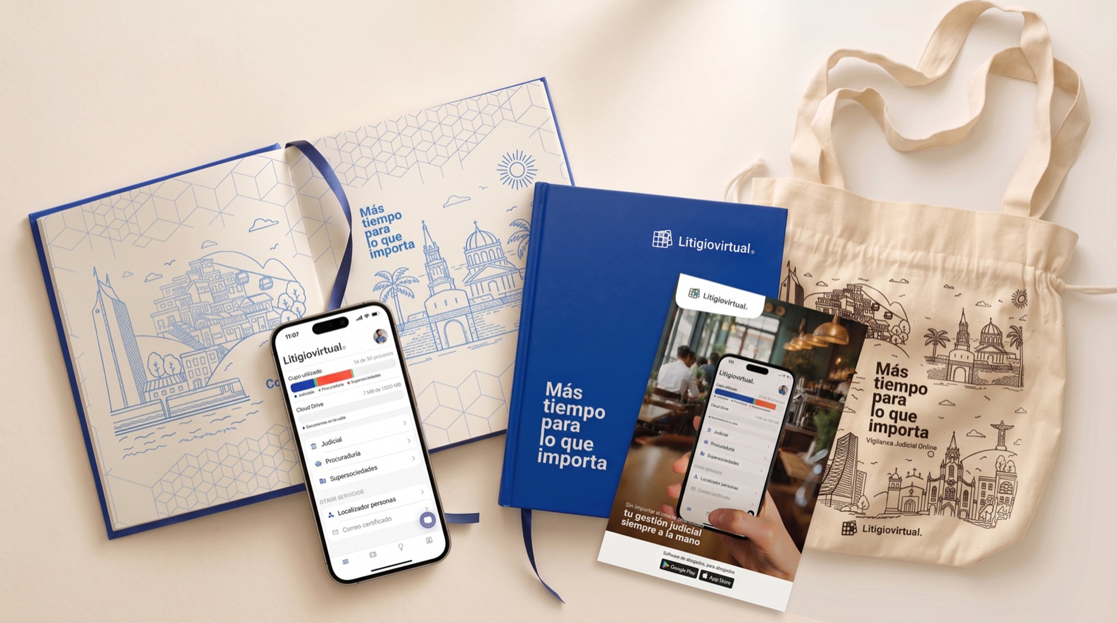Bodegón del kit de marca de Litigiovirtual: cuaderno, tote bag, la app móvil y un volante impreso.