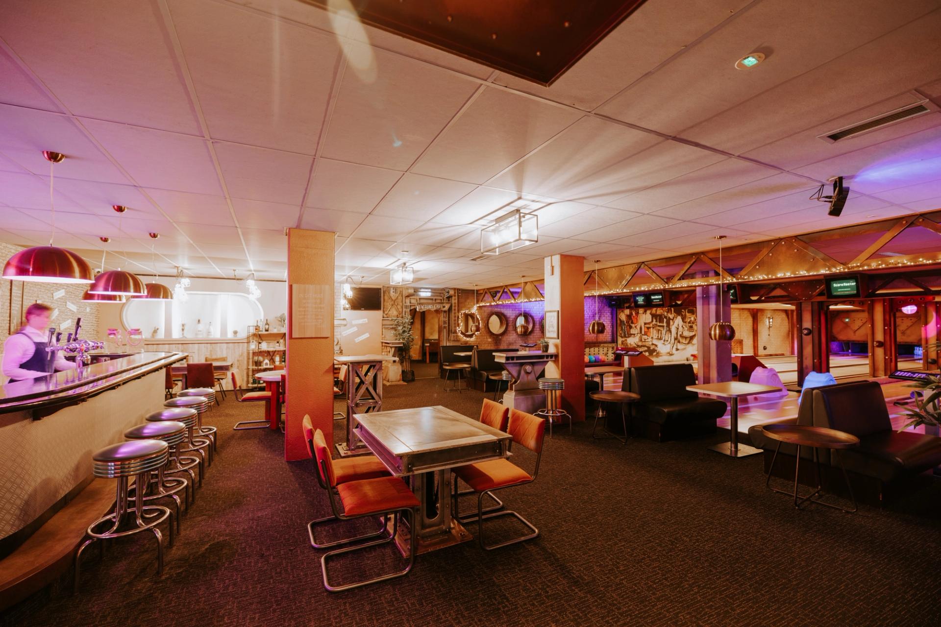 Bowlingbaan met sfeerverlichting en kleurrijke ballen bij Hotel de Oringer Marke in Odoorn, Drenthe