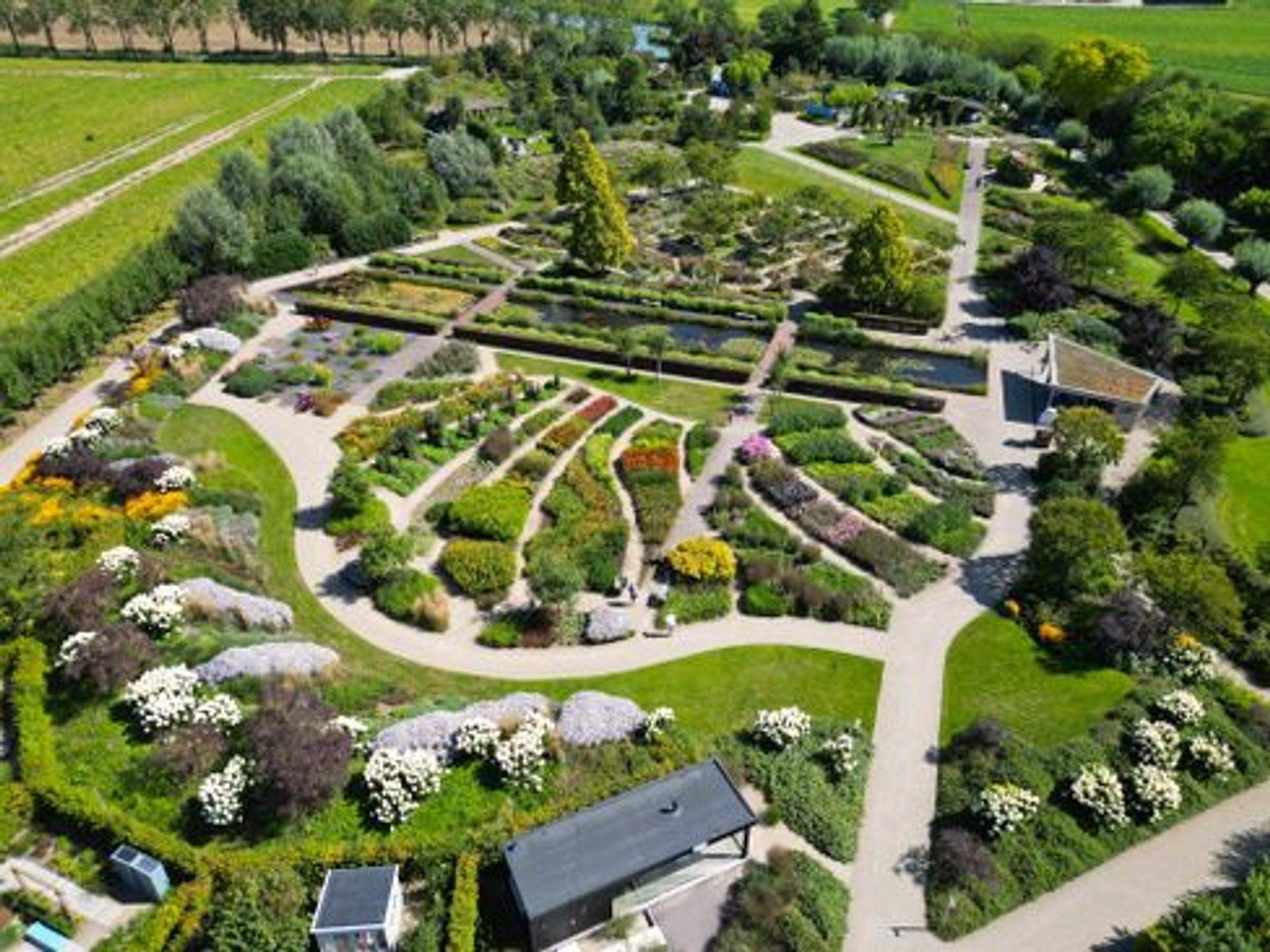 Groot tuinen- en inspiratiepark met honderden voorbeeldtuinen, midden in het rivierenland.
