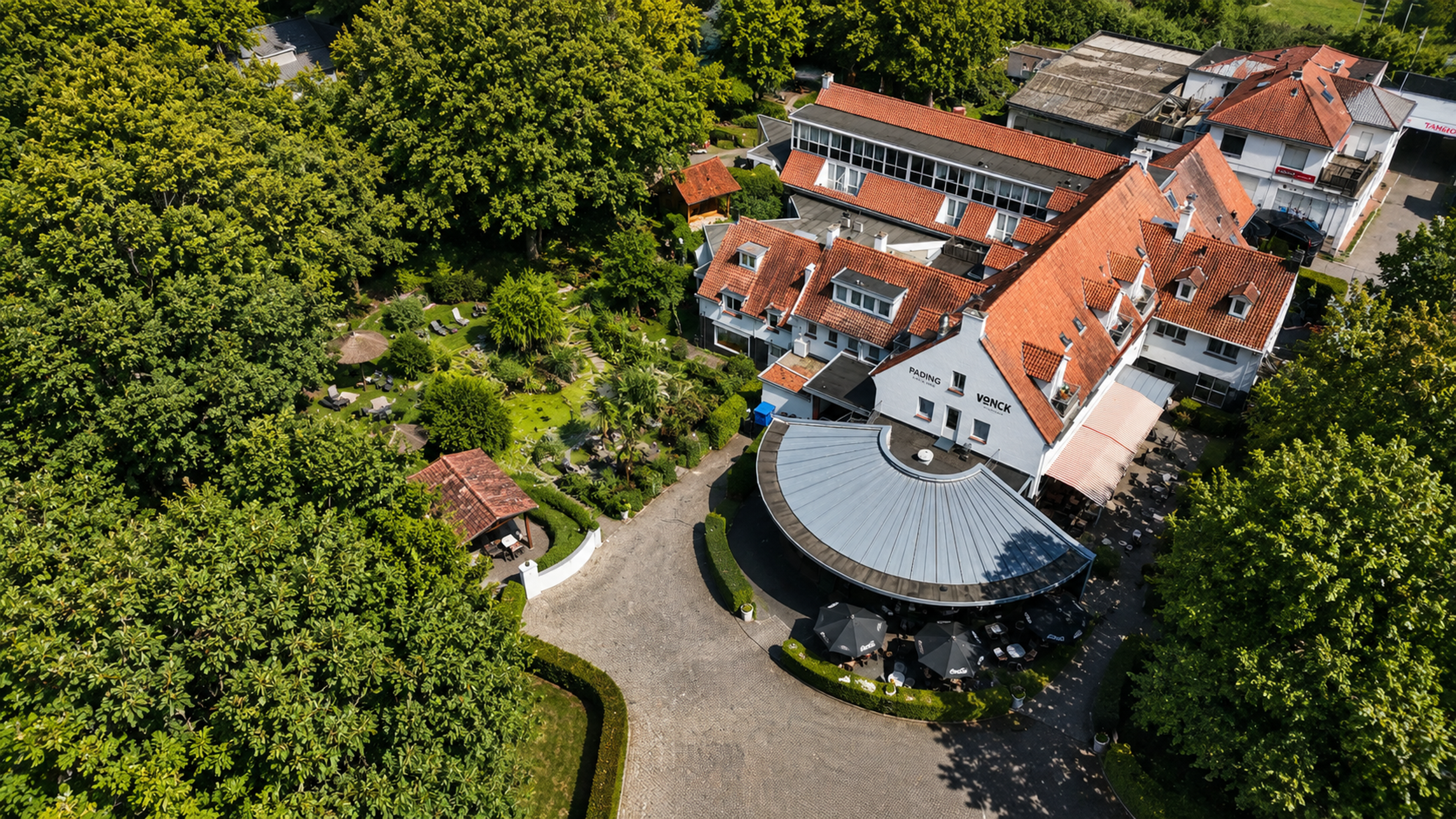 Hotel Paping met Restaurant Vonck in Ommen — karakteristiek wit pand met ronde glazen restaurantuitbouw in het groen