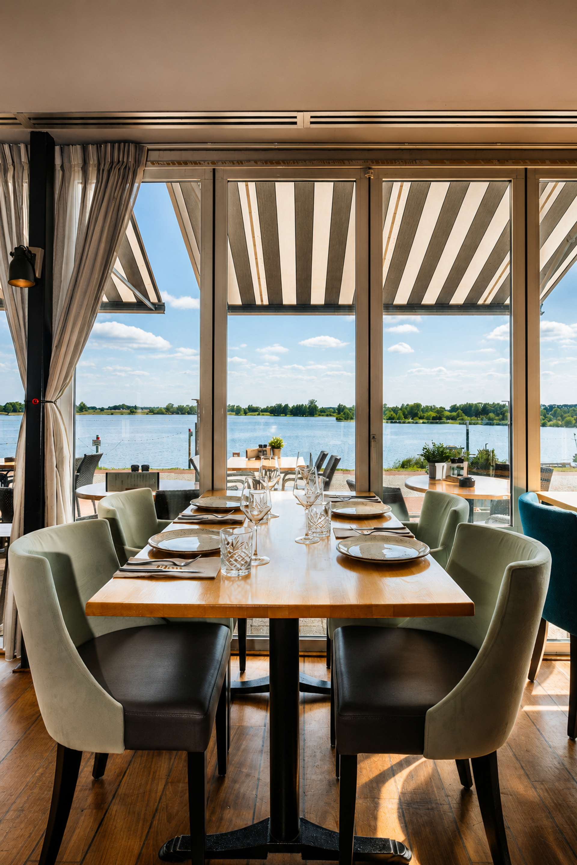 Gedekte eettafel in Restaurant Hoogeerd in Niftrik met panoramisch uitzicht op de Maas