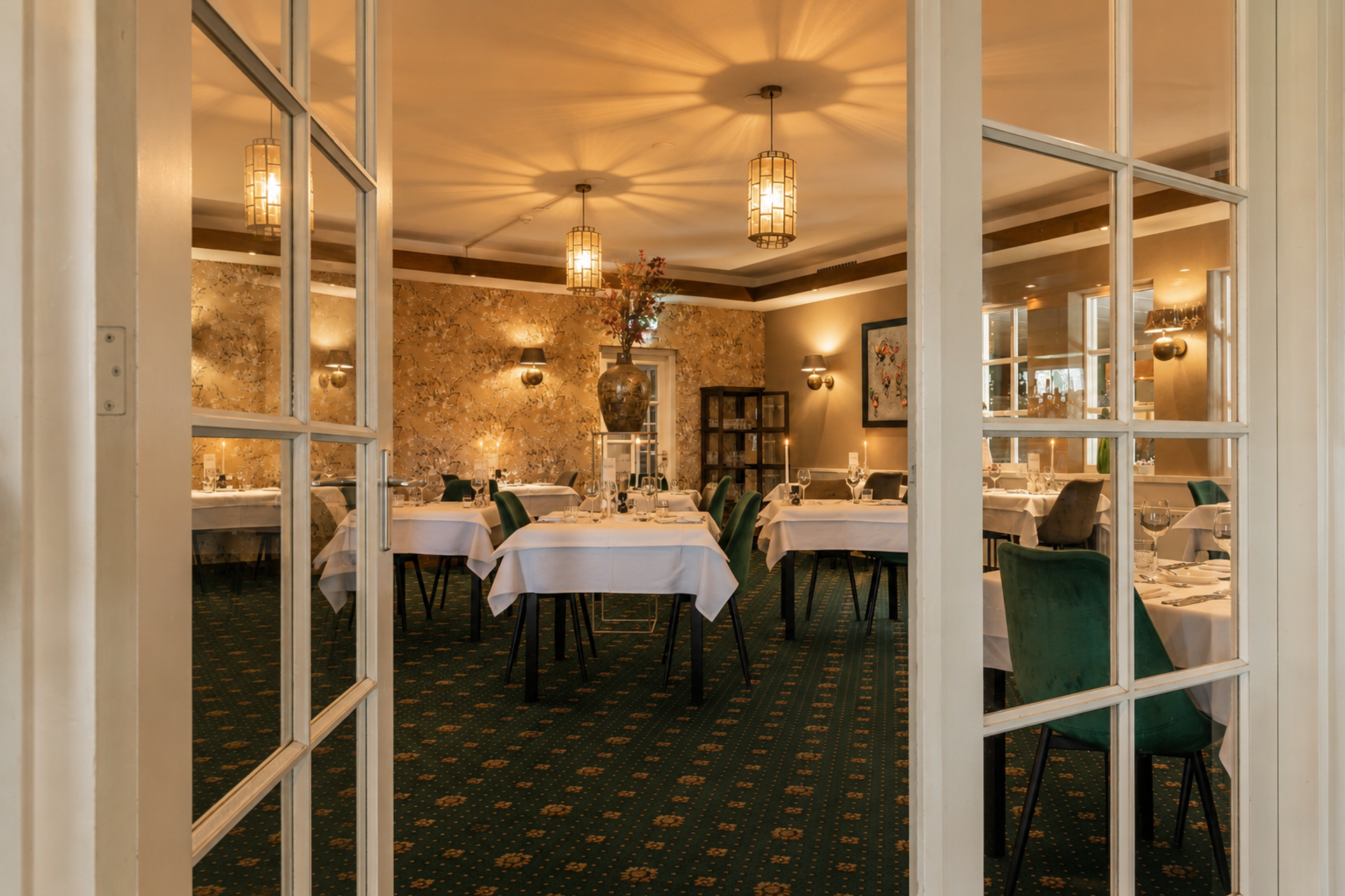 eetzaal achter glazendeuren restaurant De Landmarke